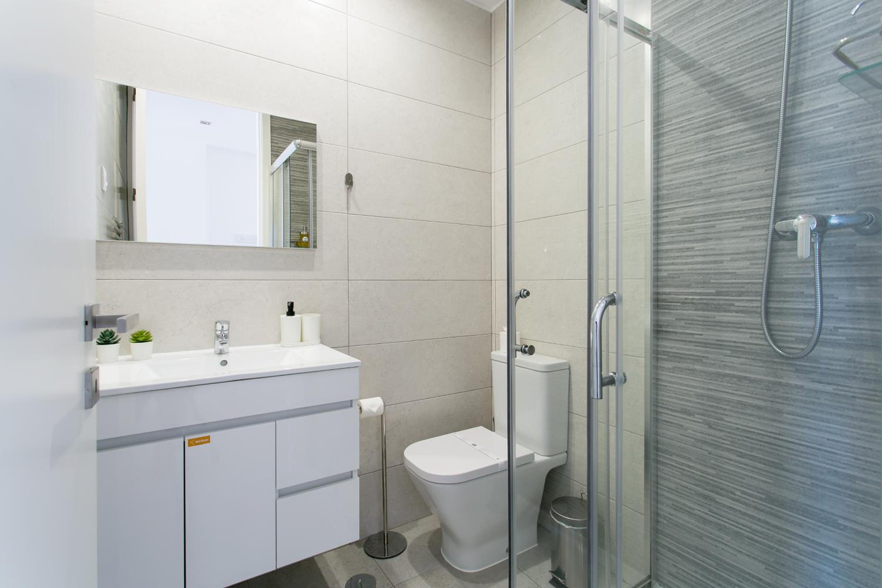 Large Double Room - Photo 3