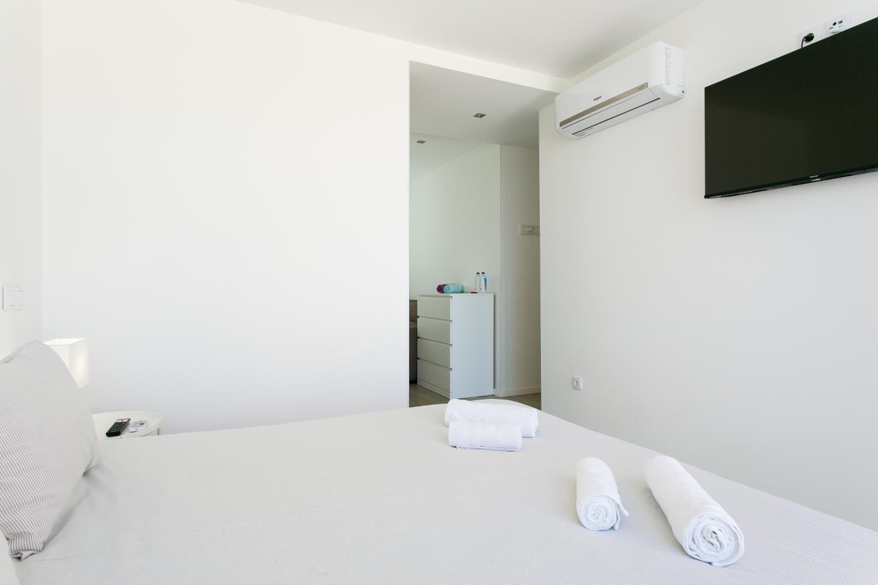 Deluxe Double Room with Balcony - Photo 12