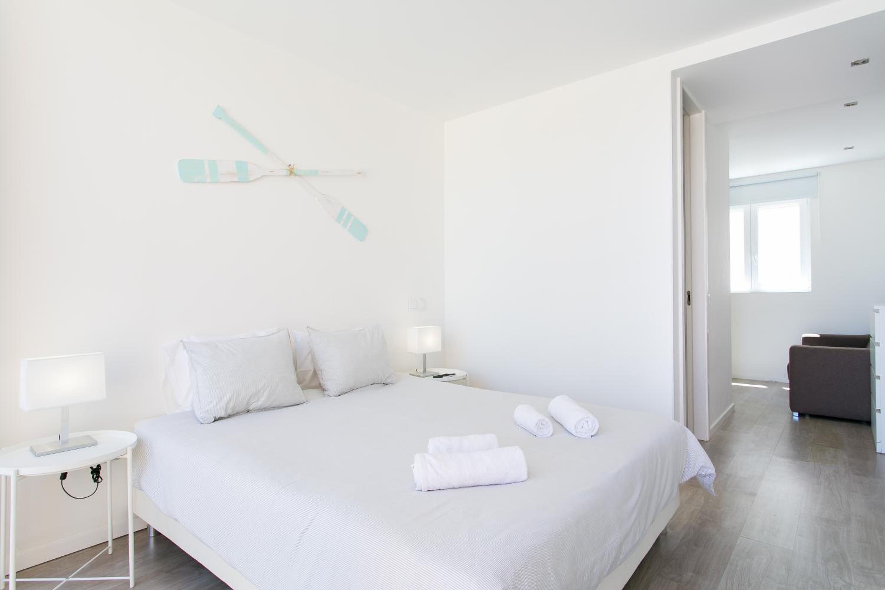 Deluxe Double Room with Balcony - Photo 10