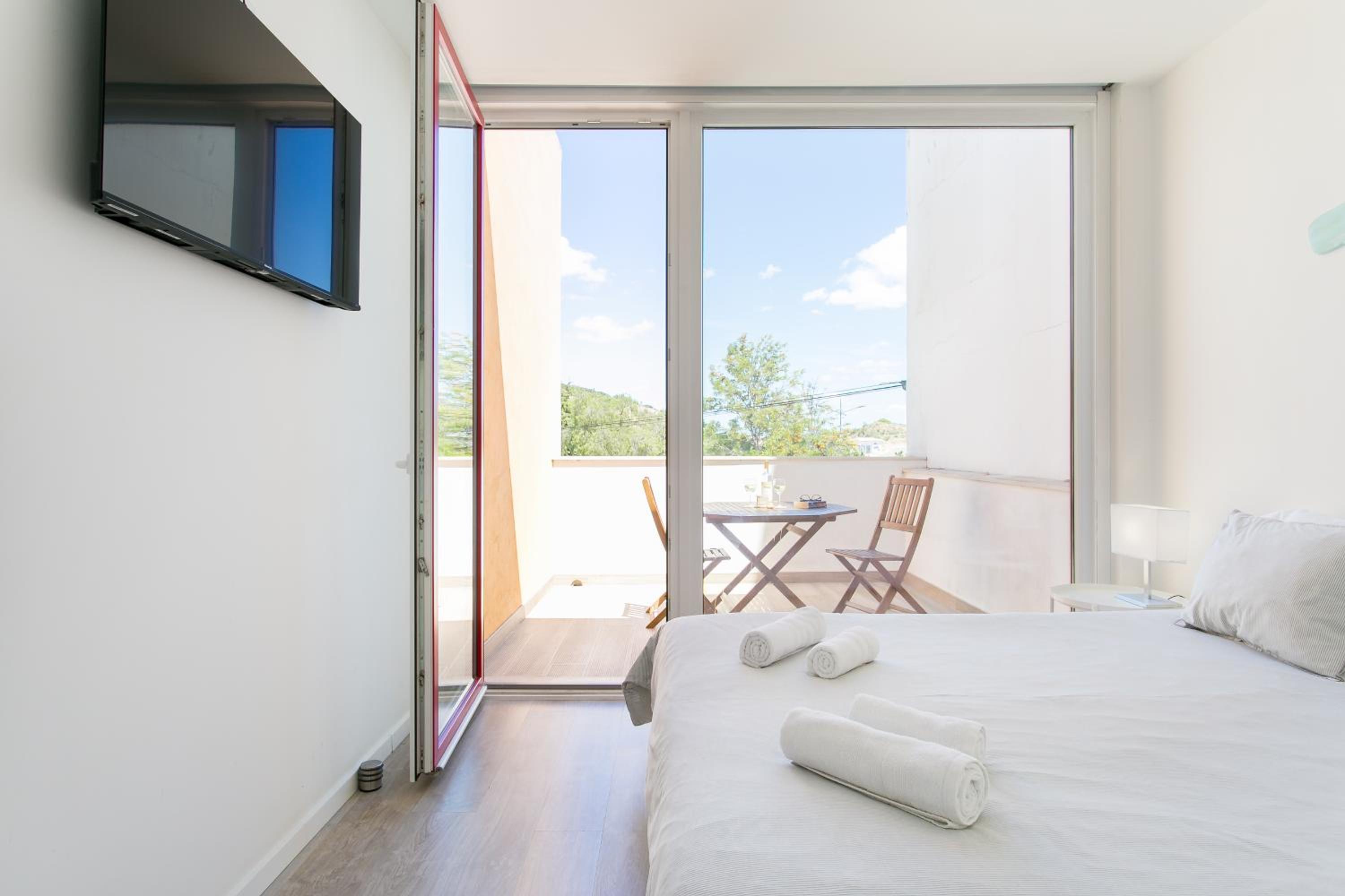 Deluxe Double Room with Balcony - Photo 8
