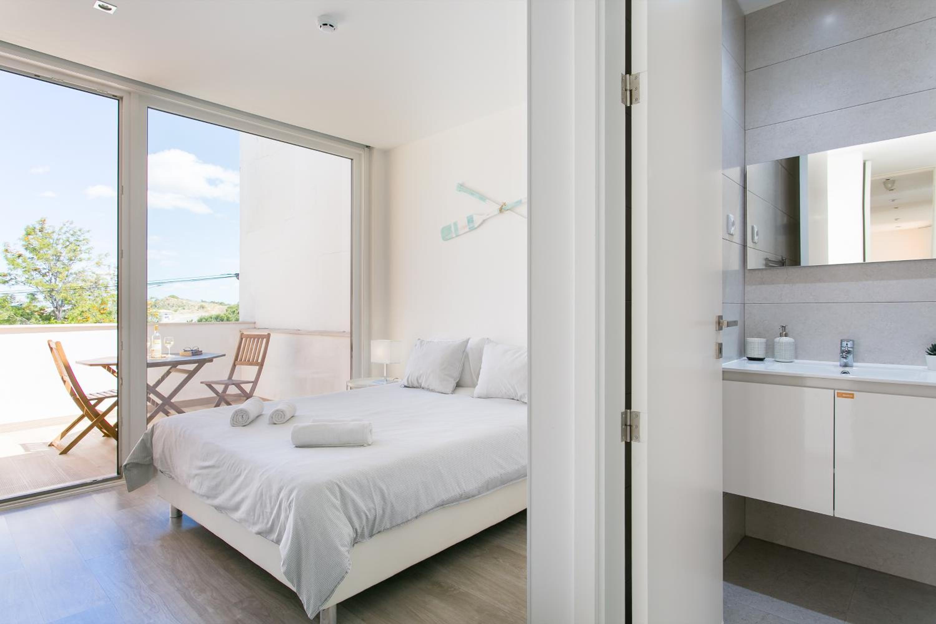 Deluxe Double Room with Balcony - Photo 6