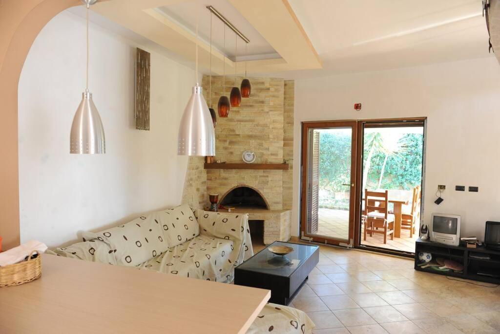 Five-Bedroom House photo 1