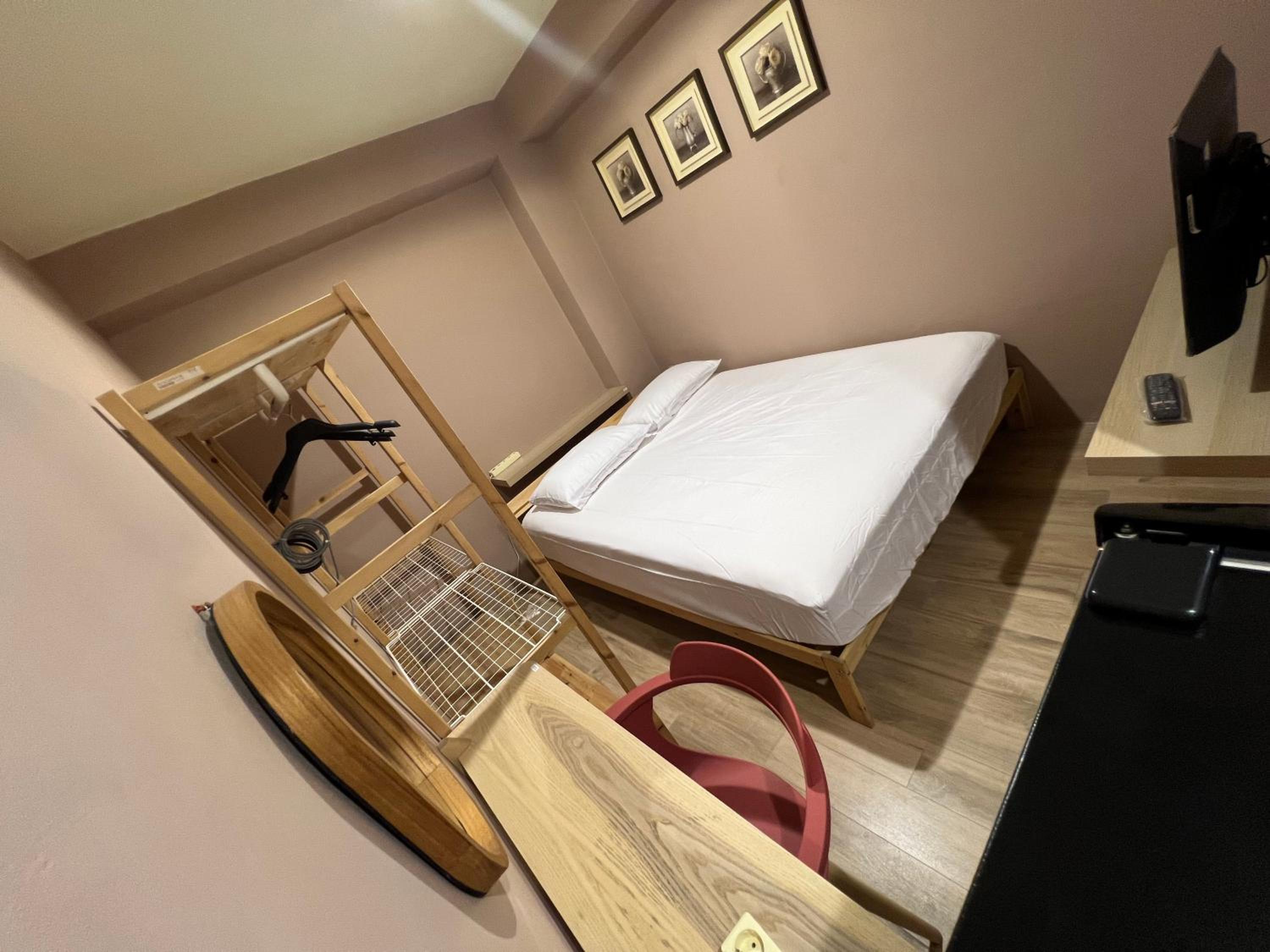 Standard Queen Room - Photo 7