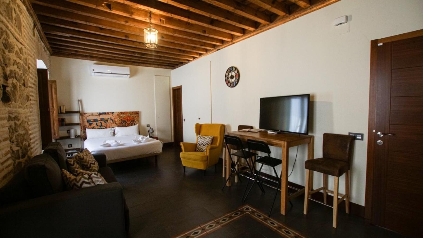 King Studio with Sofa Bed - Photo 11