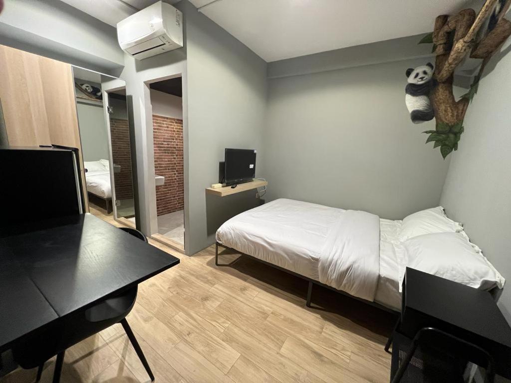 Standard King Room - Photo 11