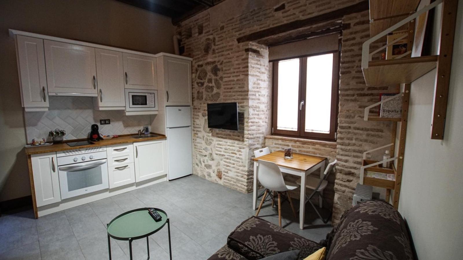 One-Bedroom Apartment - Photo 3
