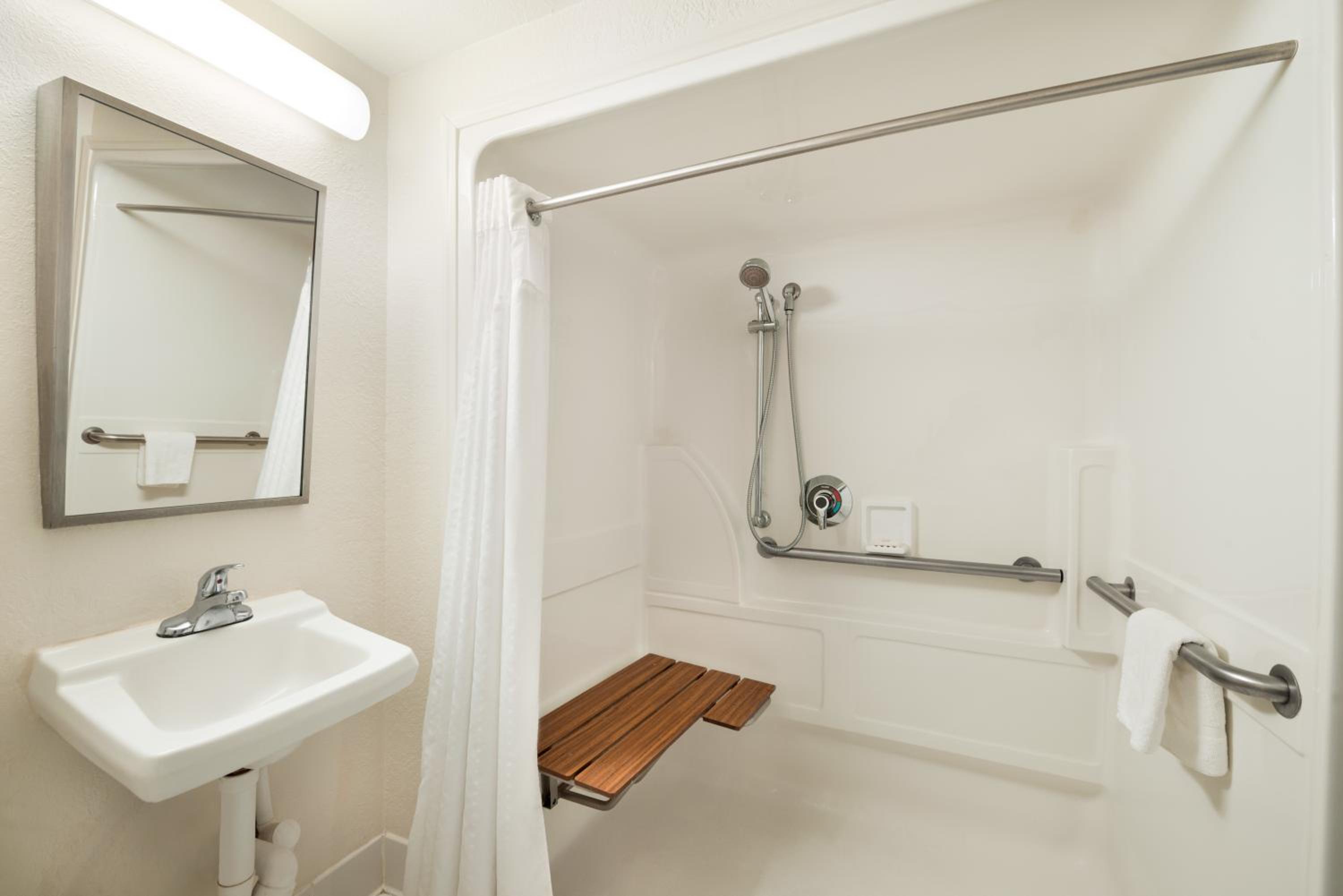 King Room with Bath Tub - Mobility Accessible/Non-Smoking - Photo 2