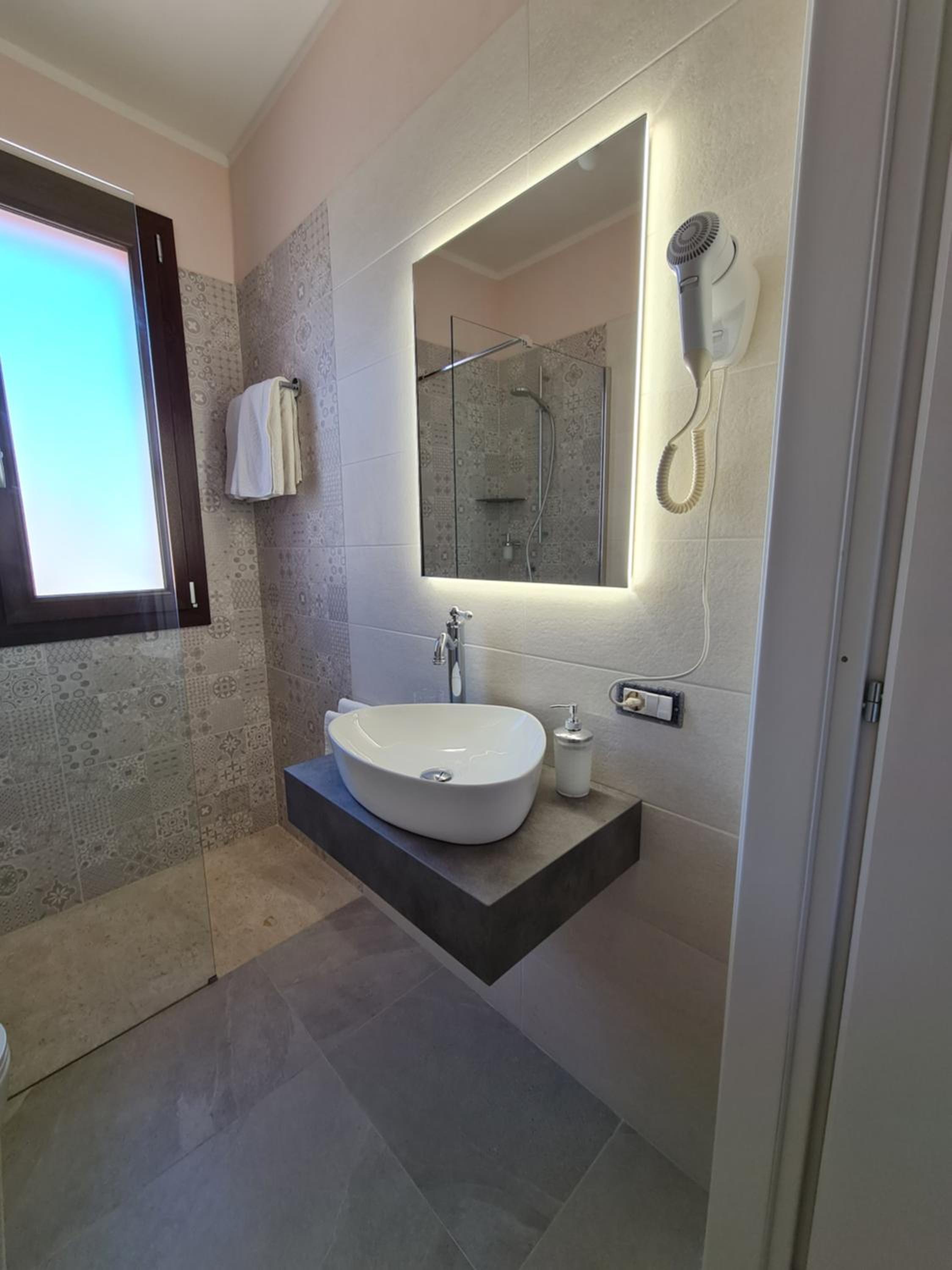 Deluxe Double Room with Balcony photo 3