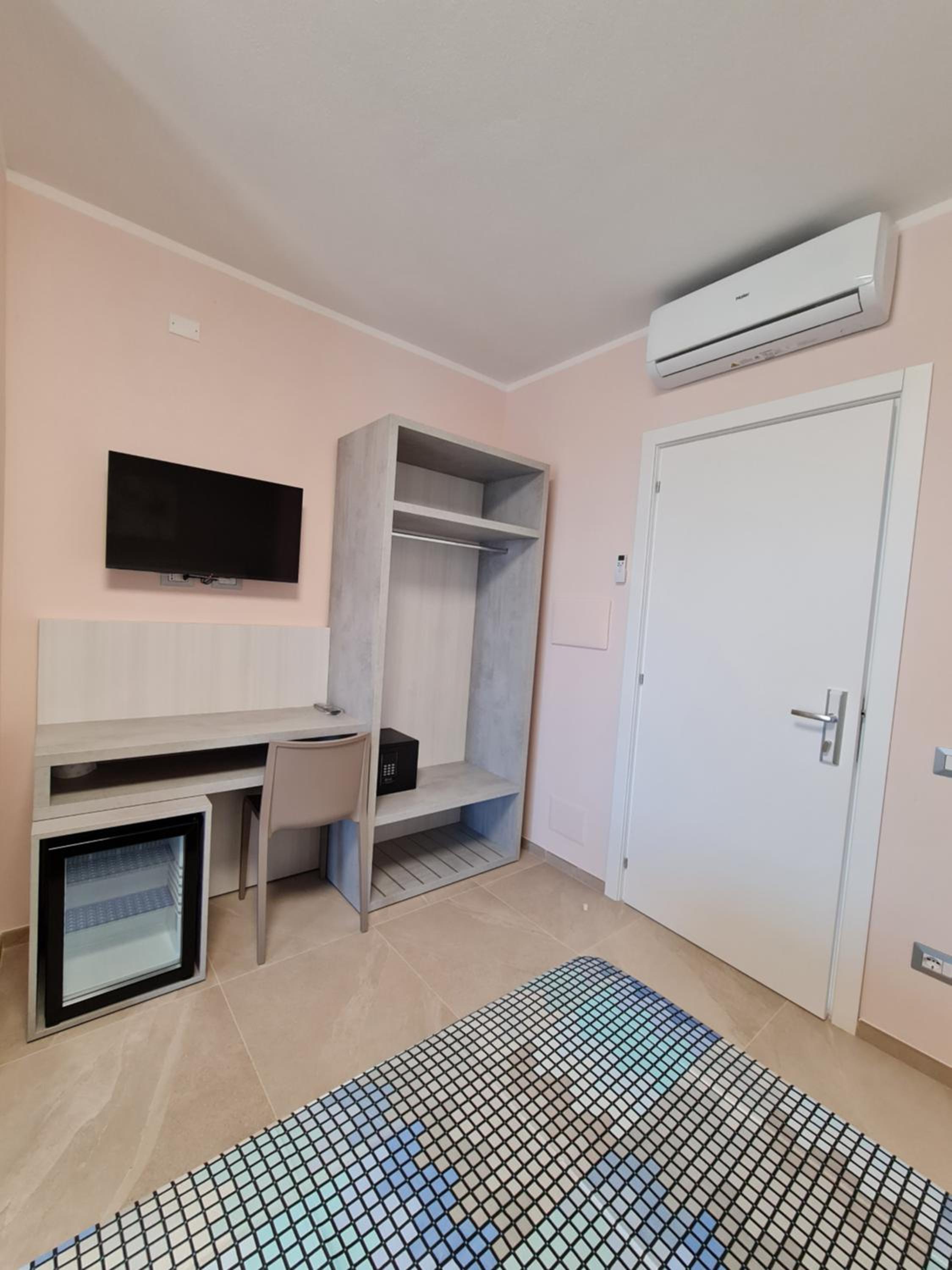 Deluxe Double Room with Balcony photo 2