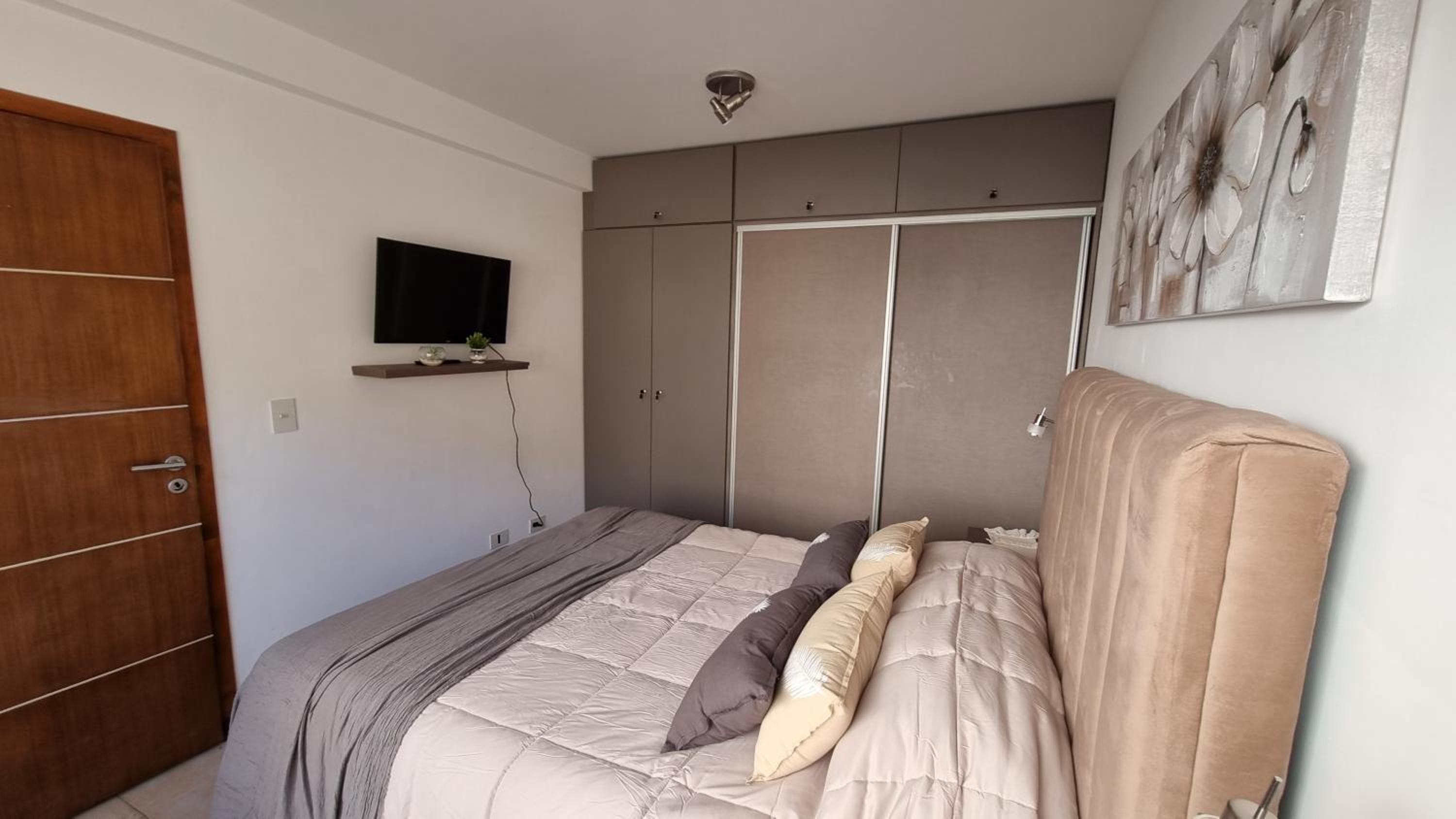 One-Bedroom Apartment photo 1