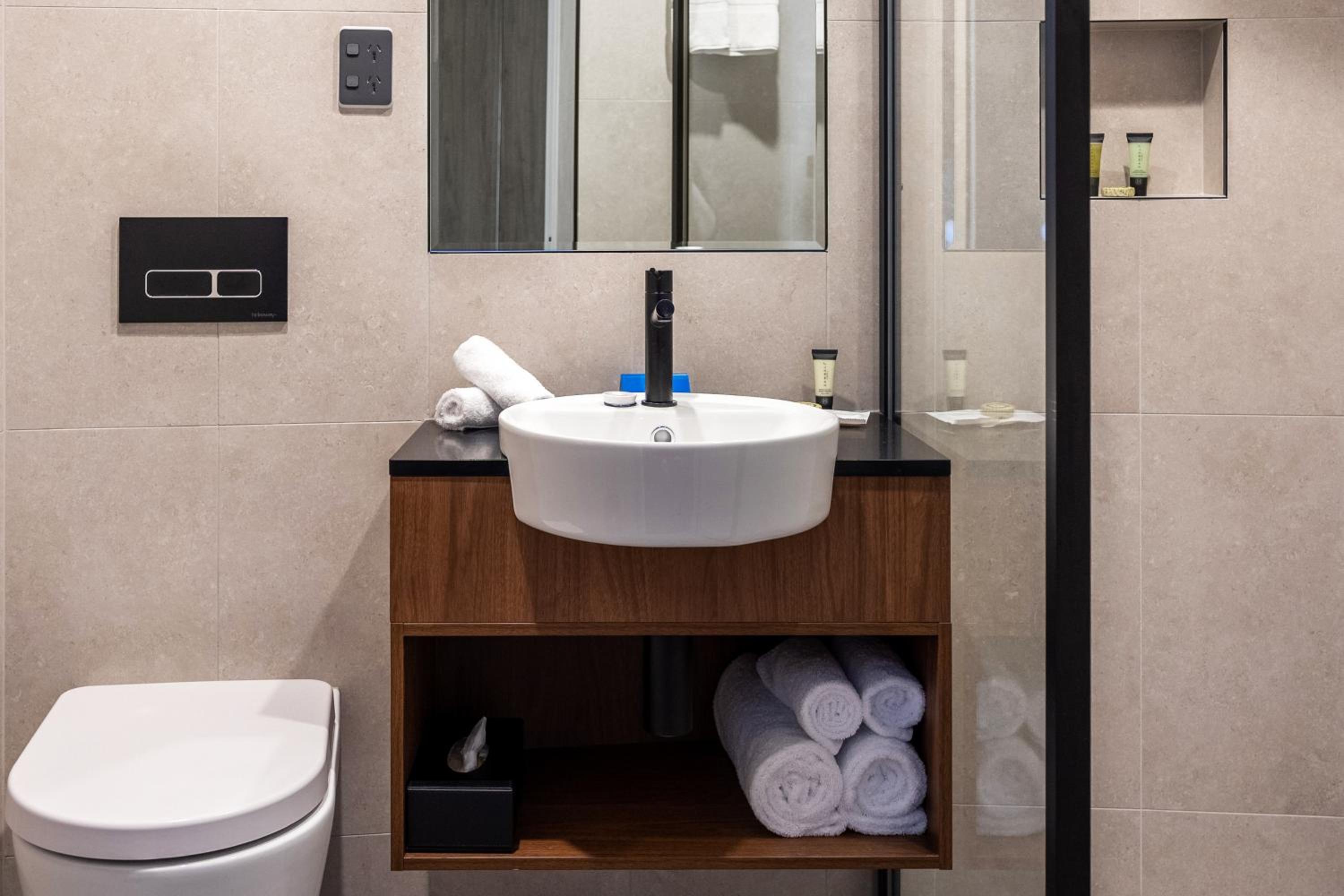 Riverfront King Room - Water Edge (4 Star) photo 3