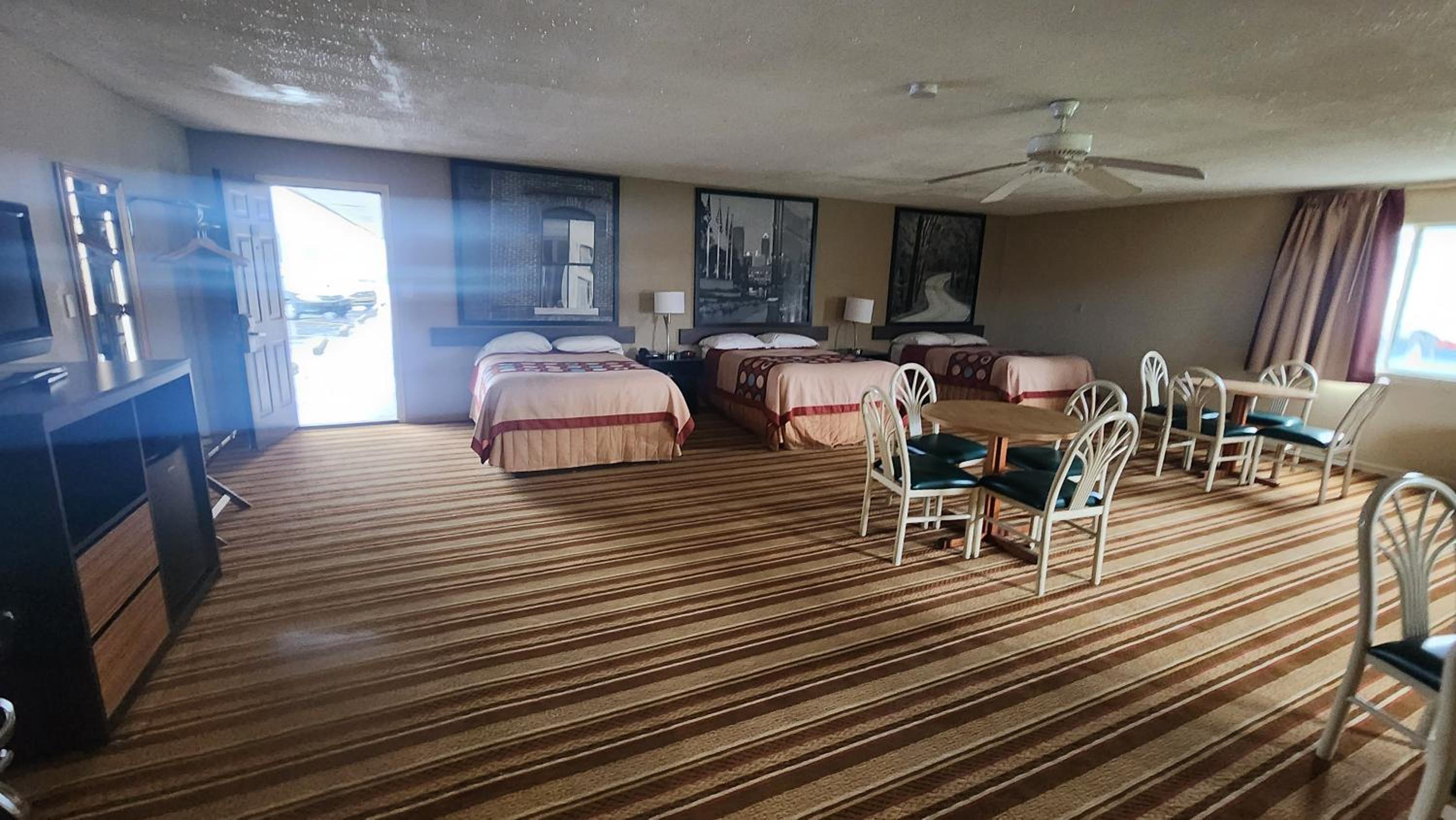 4 Double Beds, Studio Suite, Non-Smoking. - Photo 1