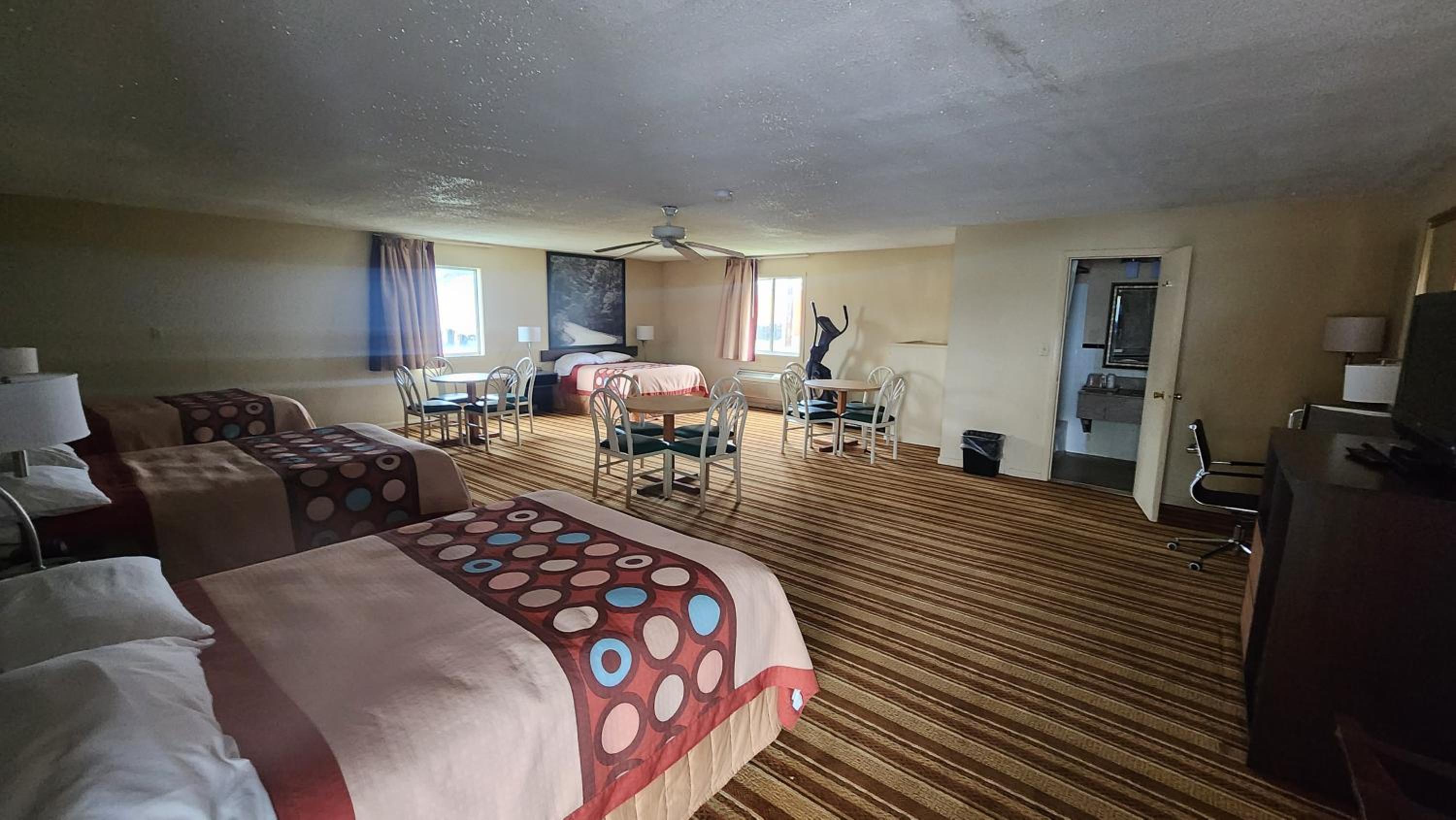 4 Double Beds, Studio Suite, Non-Smoking. - Photo 2