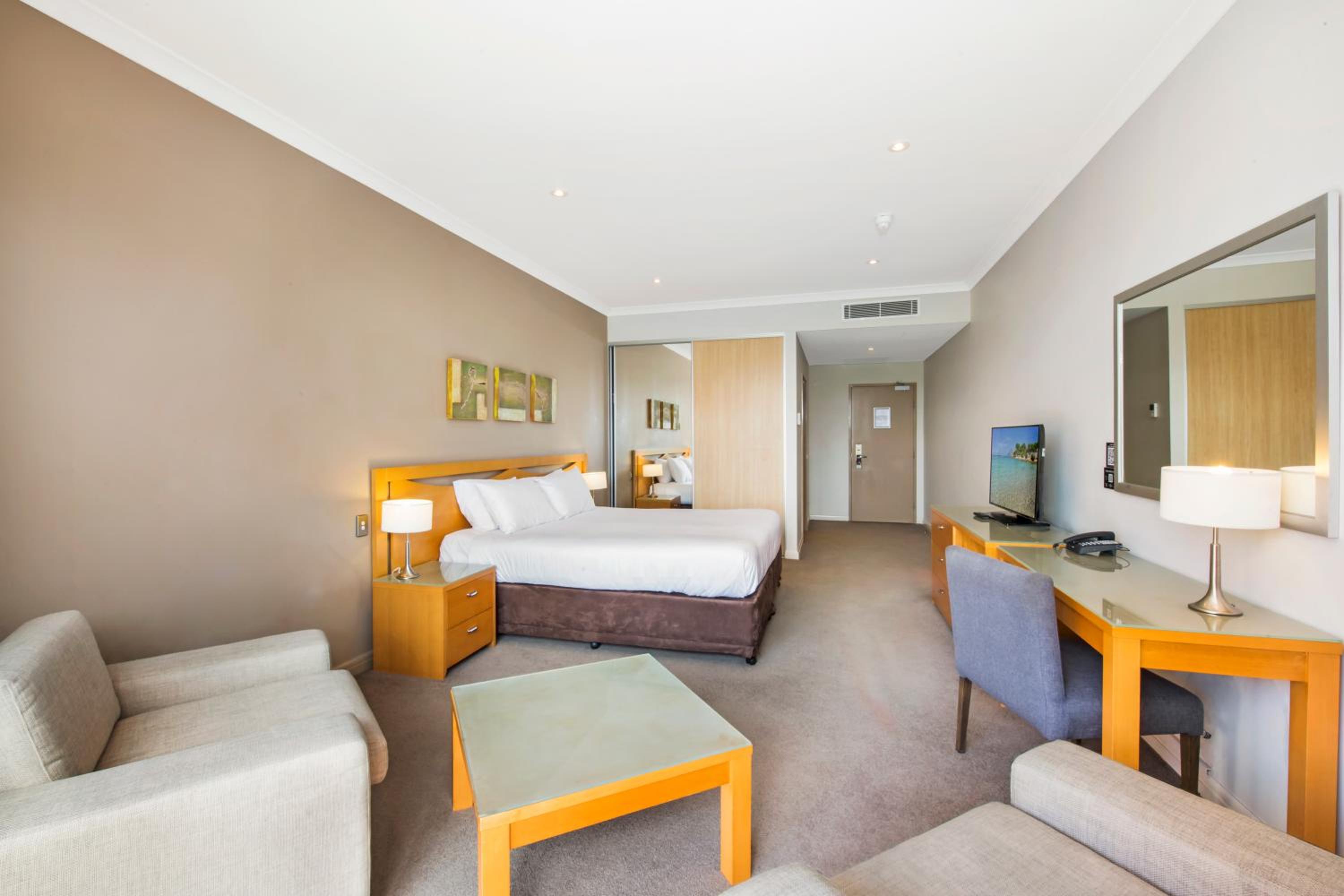 Accessible King Room photo 3