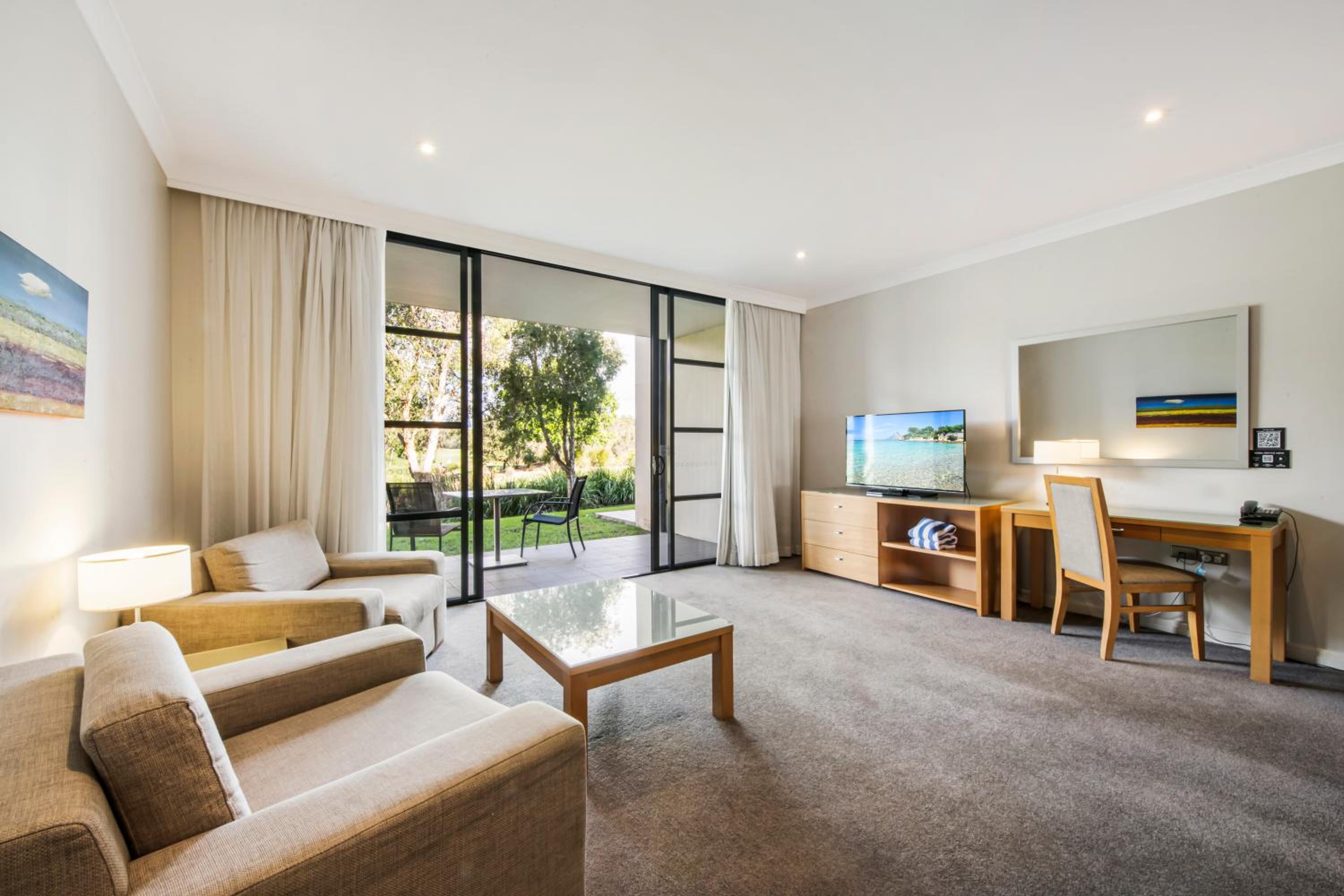 One-Bedroom Apartment with One Queen Bed photo 3