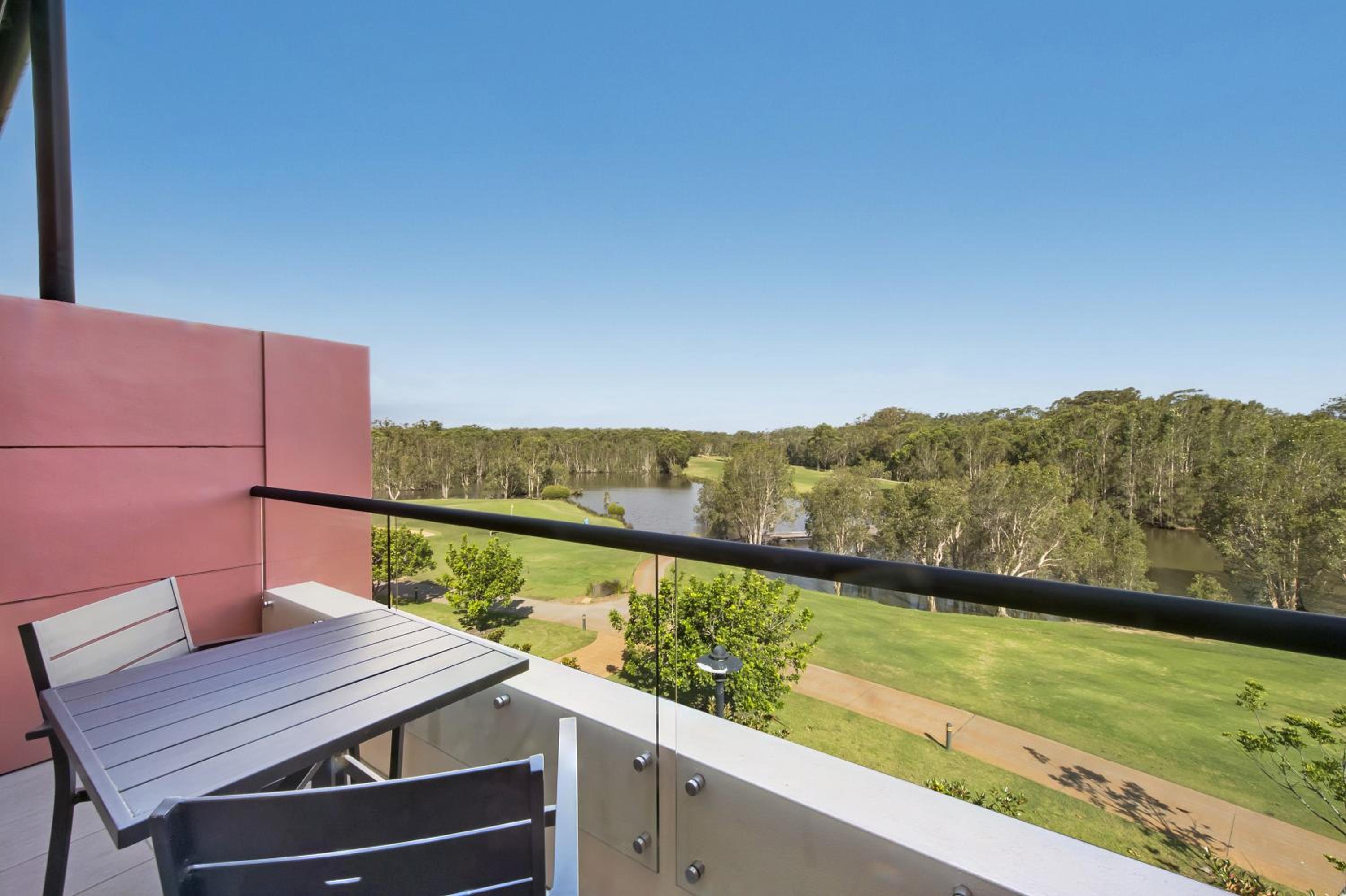 Superior King Room with Golf View  photo 3