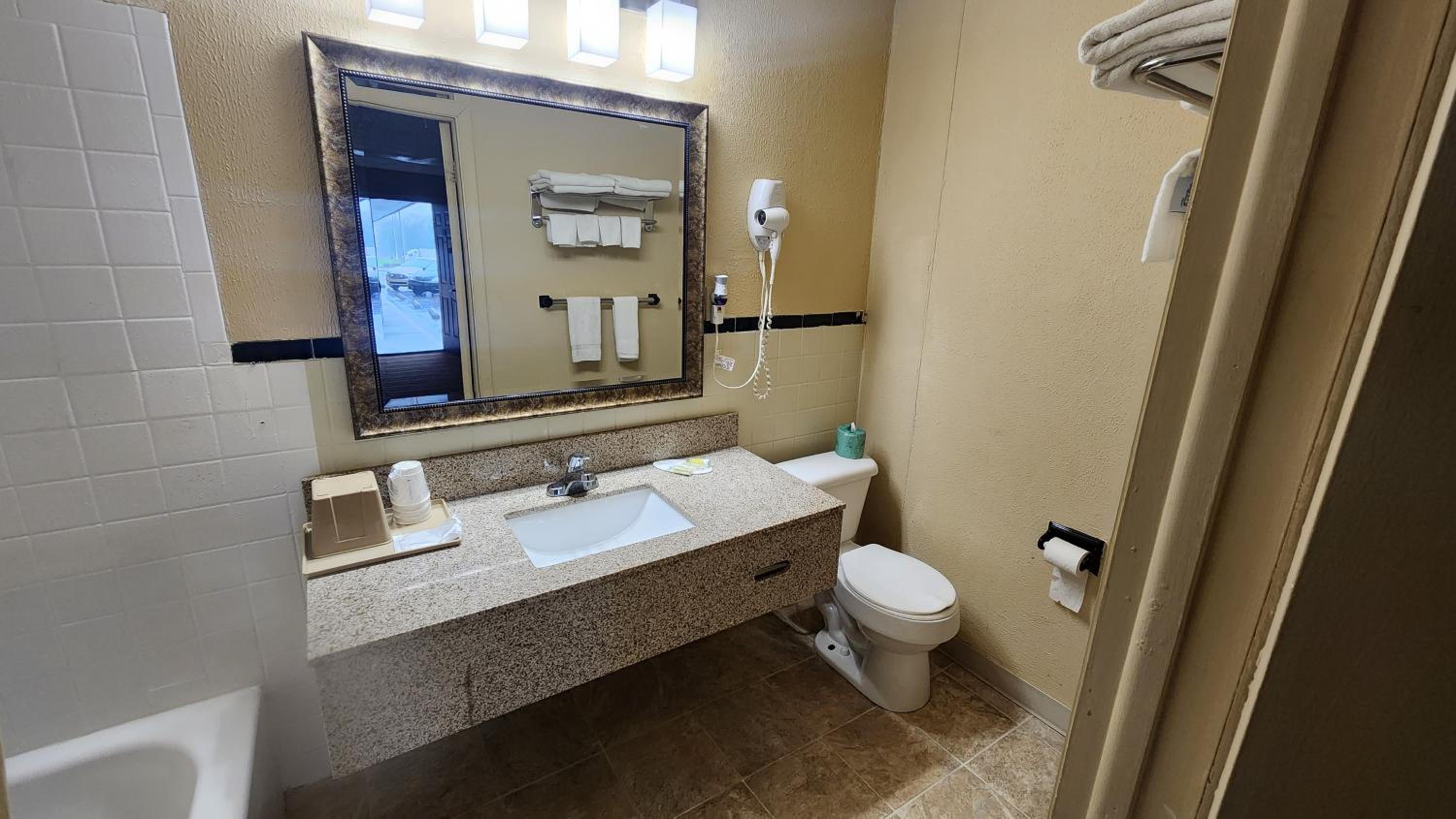 4 Double Beds, Studio Suite, Non-Smoking. - Photo 3