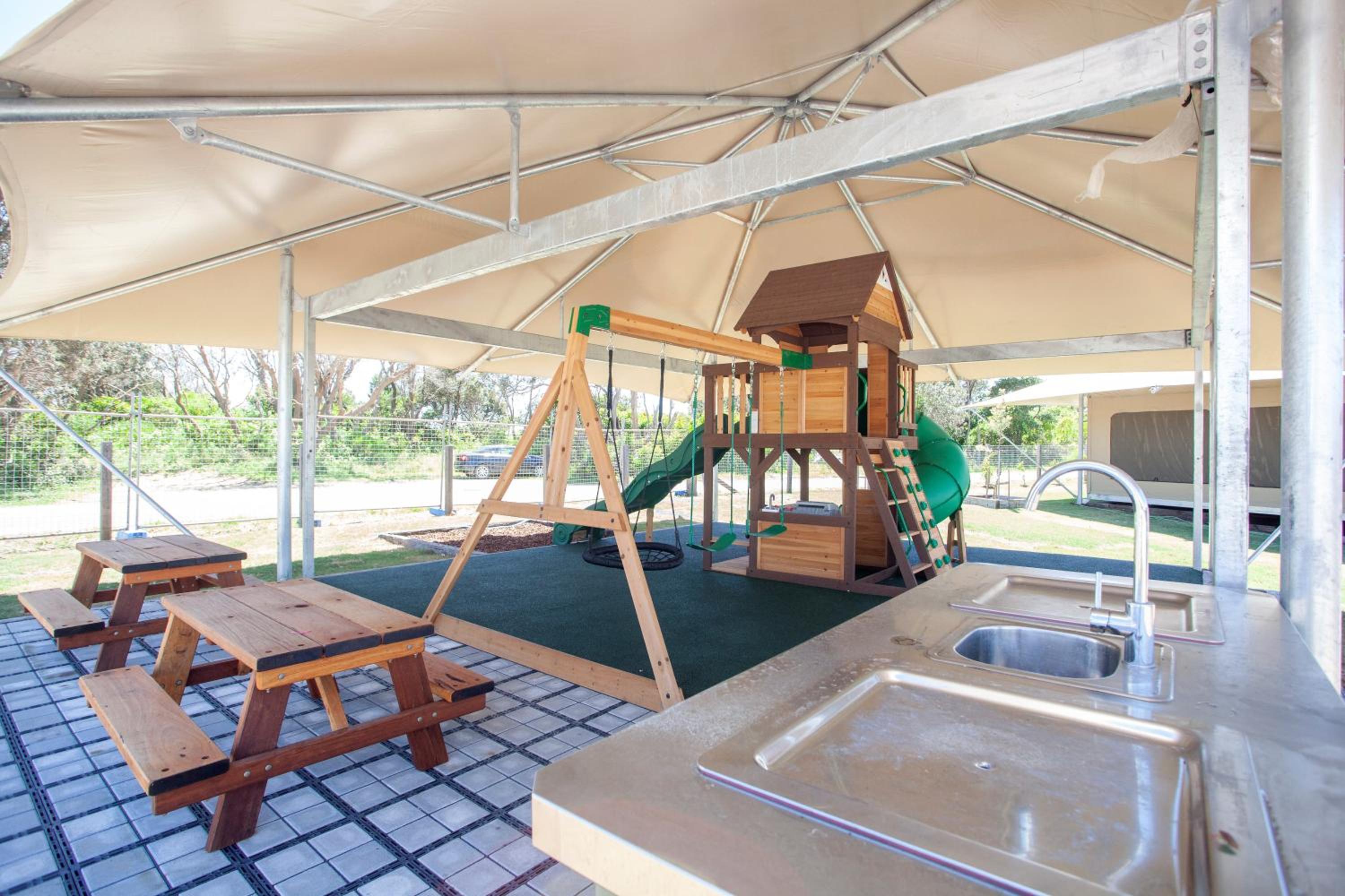 Deluxe Family Suite - Photo 4