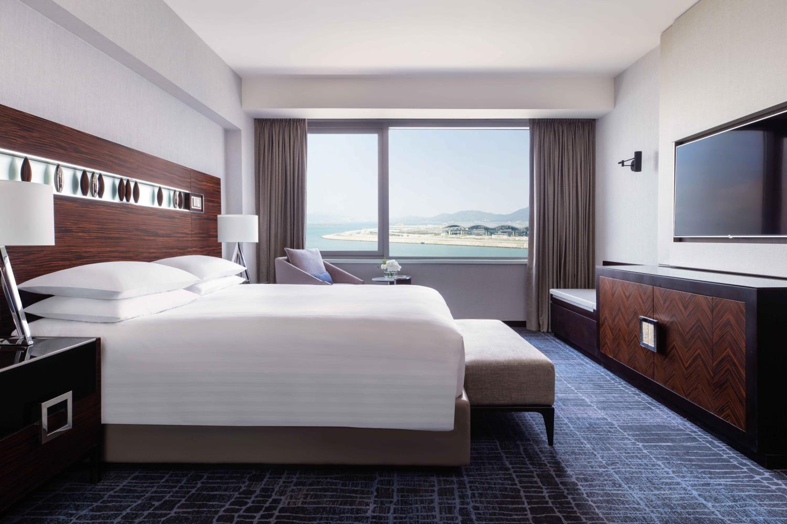1 King Bed, Sea View, Executive Lounge Access, Large Suite photo 2