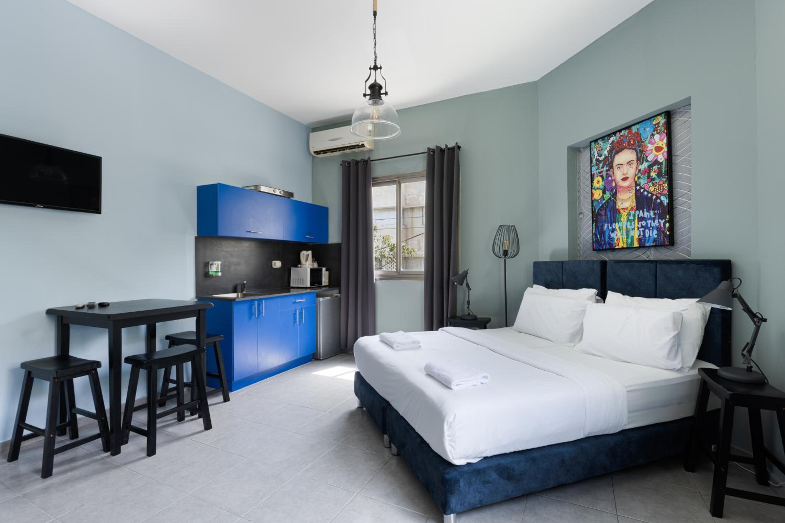 Deluxe Studio with Kitchenette - Photo 1