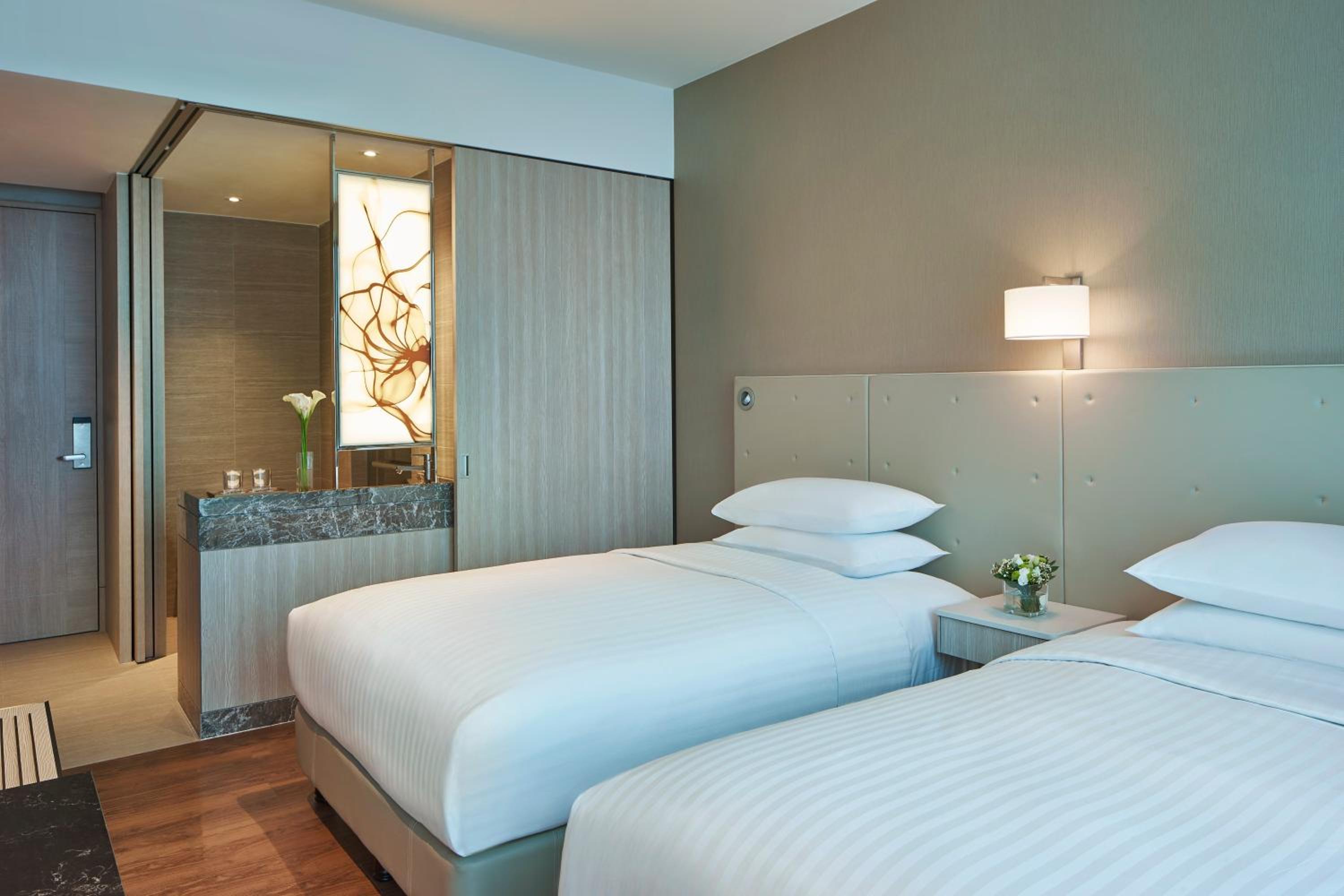 Guest Room, 2 Twin, Cityscape View