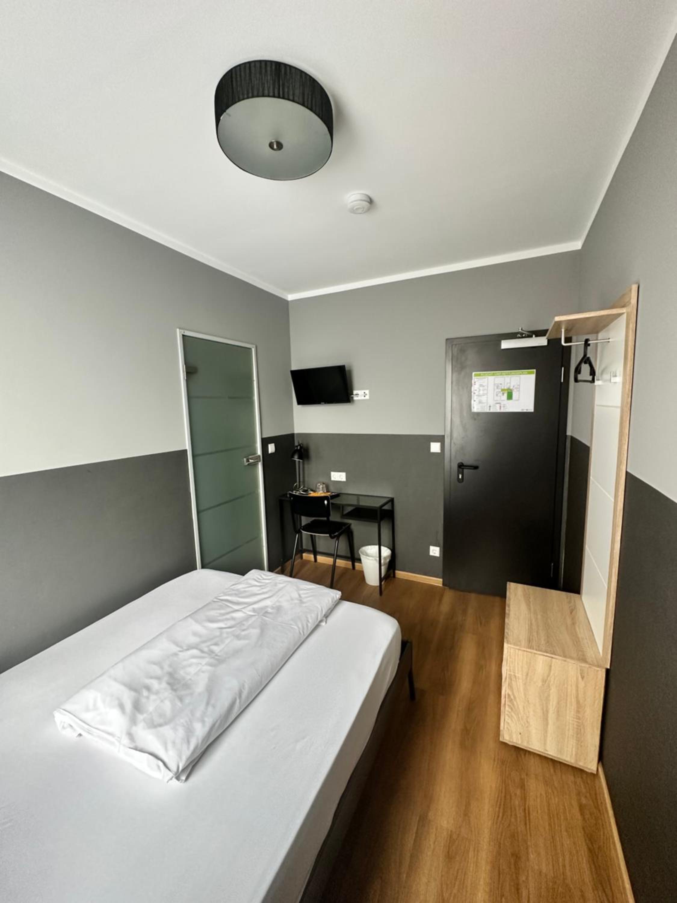 Single Room with Bathroom photo 1