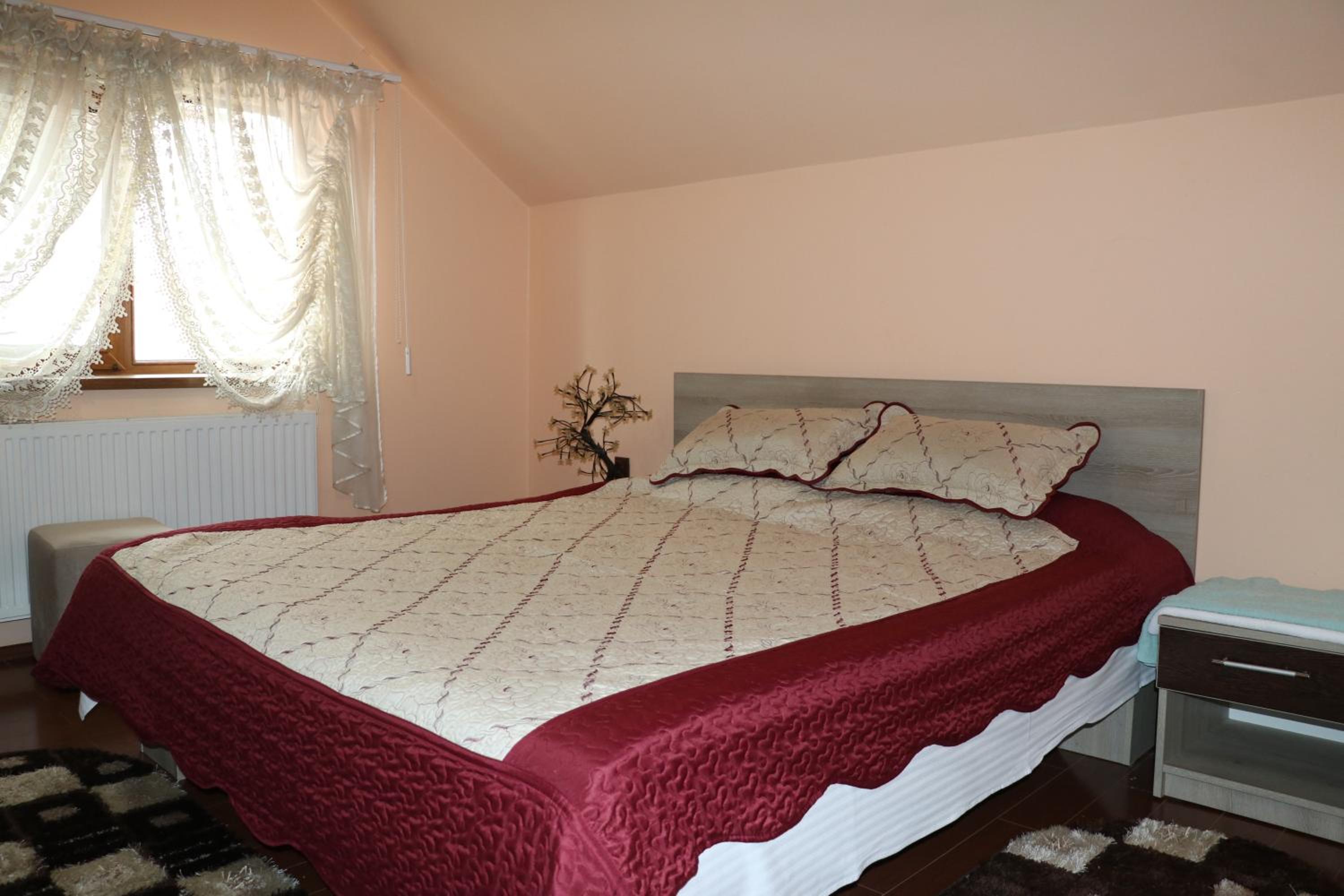 Queen Room With Shared Bathroom photo 1