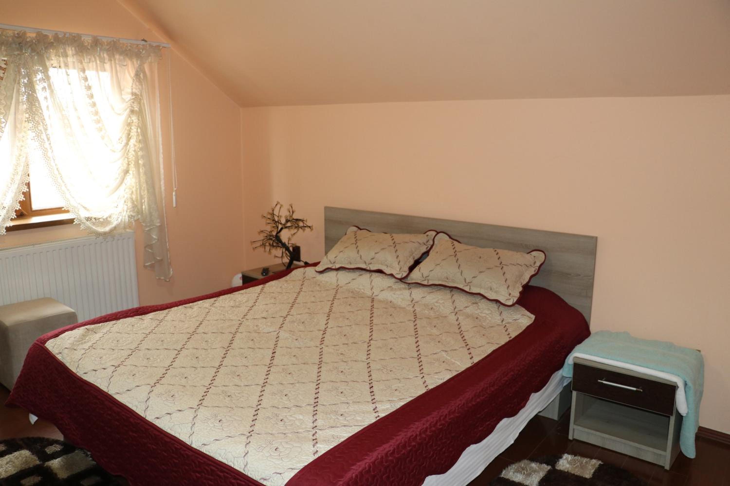 Queen Room With Shared Bathroom photo 2
