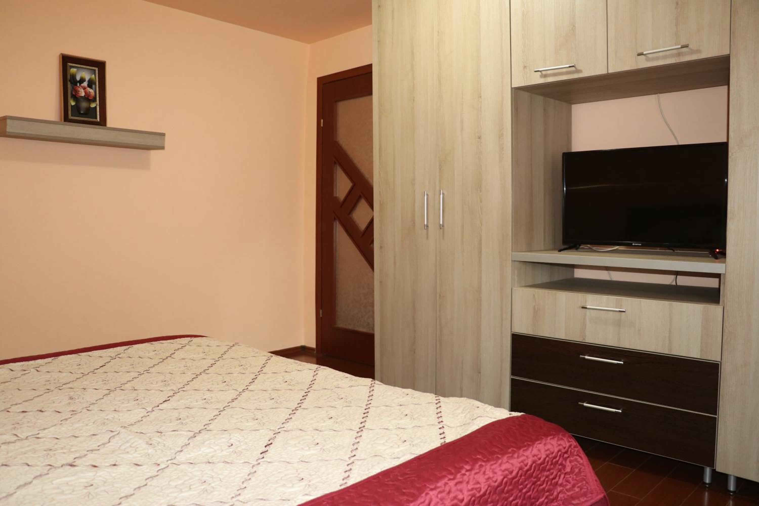 Queen Room With Shared Bathroom photo 3