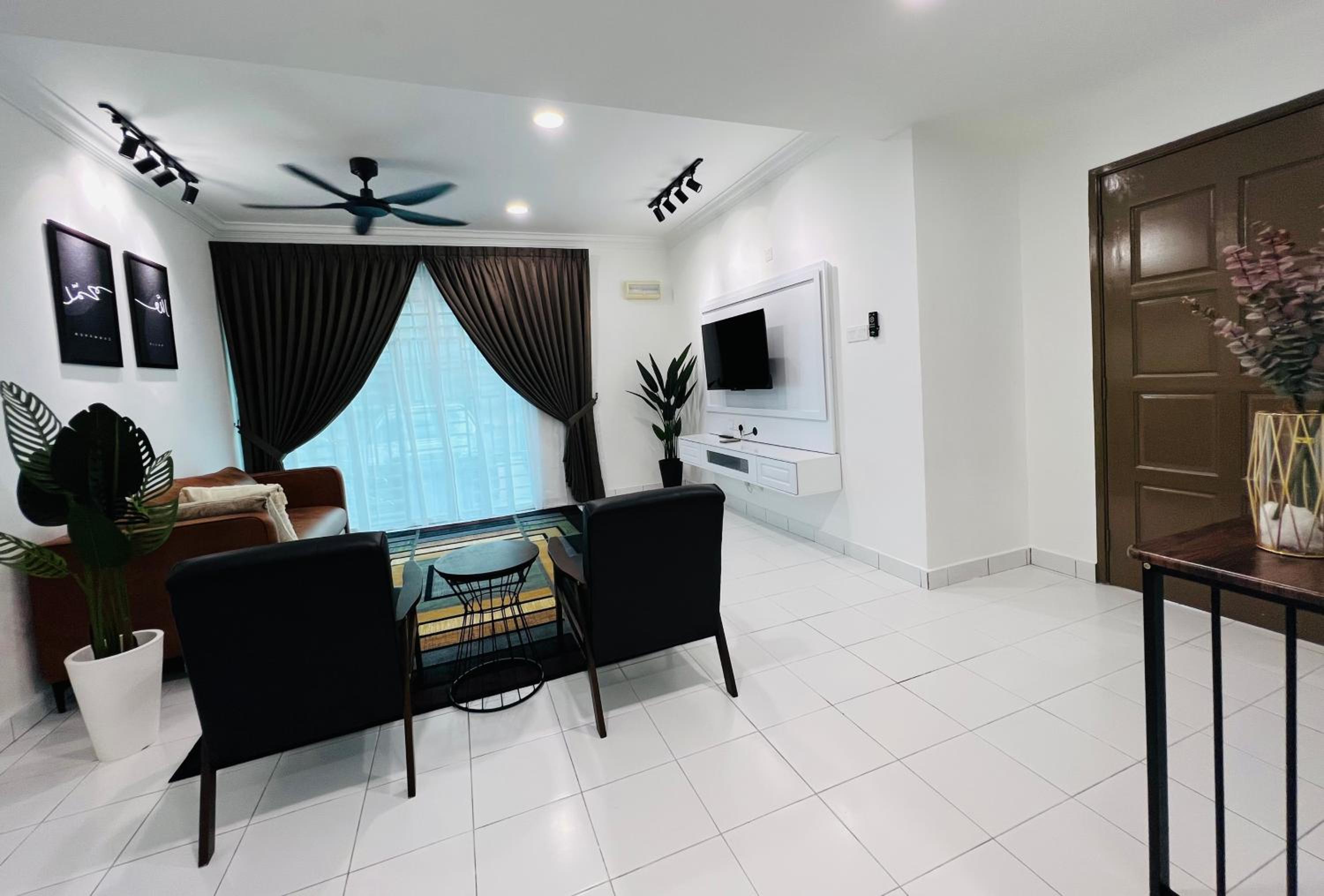 Three-Bedroom House photo 3