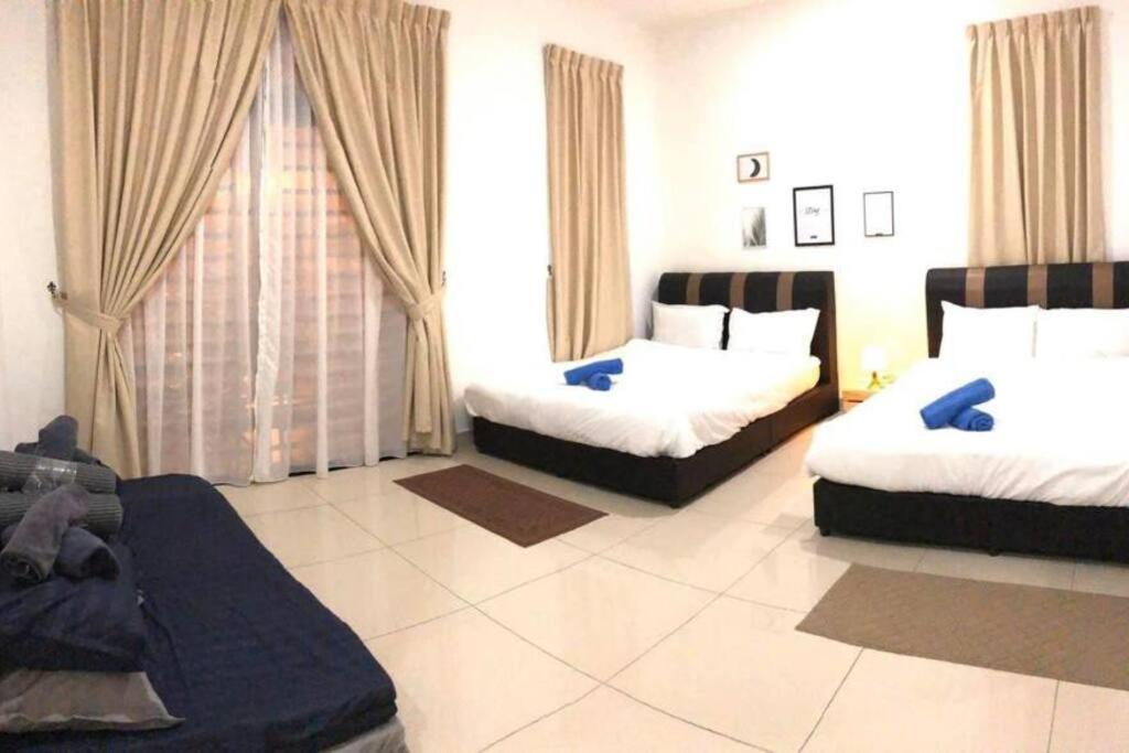 Four-Bedroom House photo 3