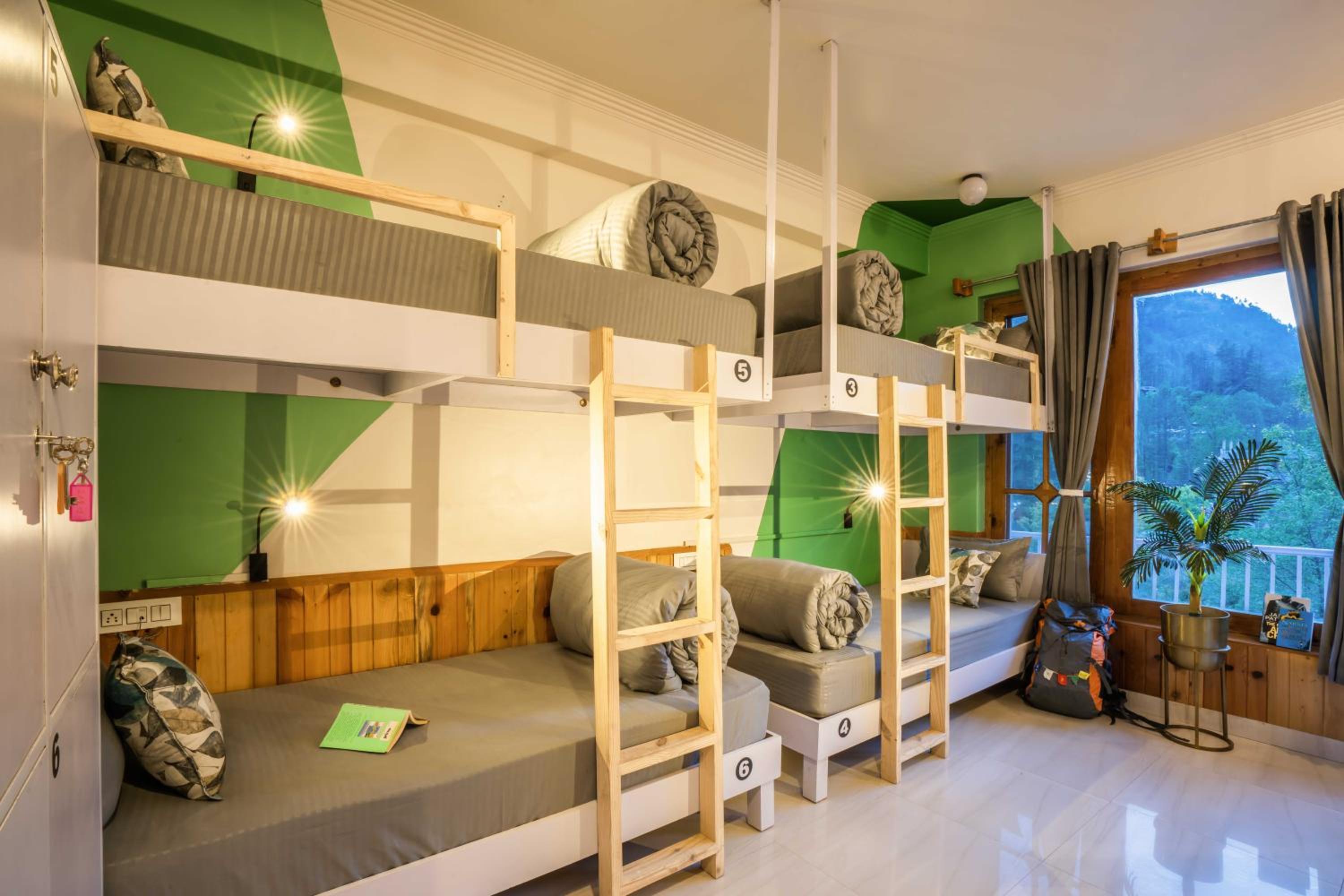 Deluxe 6 Bed Mixed Dorm (with Balcony) photo 3