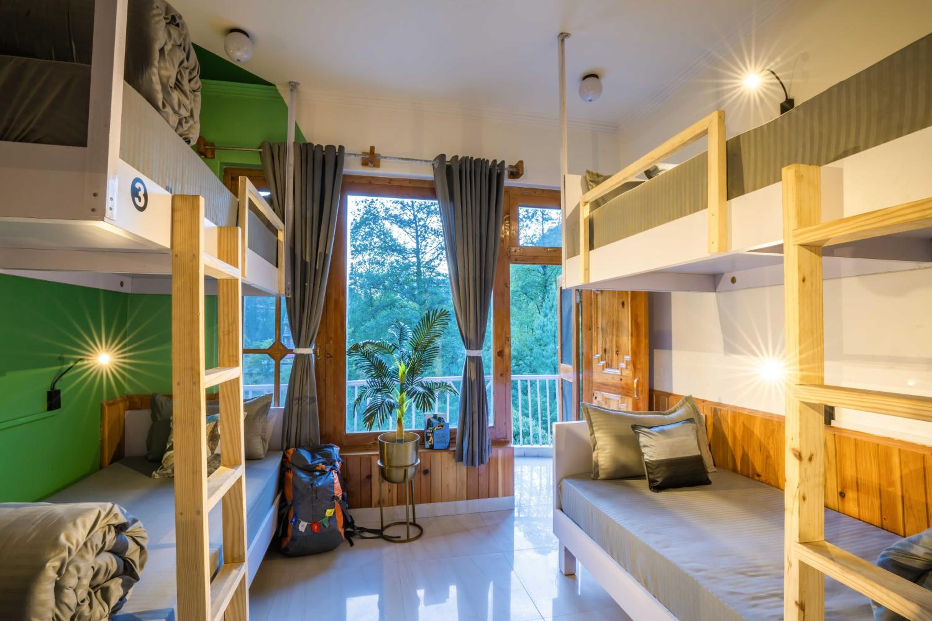 Deluxe 6 Bed Mixed Dorm (with Balcony) photo 1