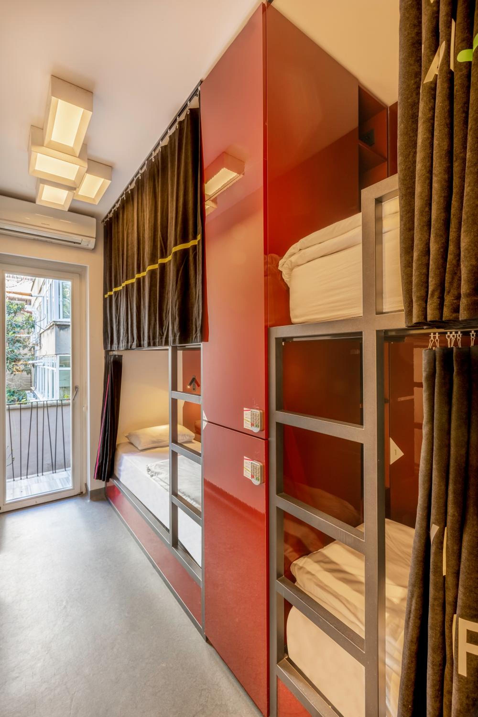 Bed in 6-Bed Dormitory Room photo 1