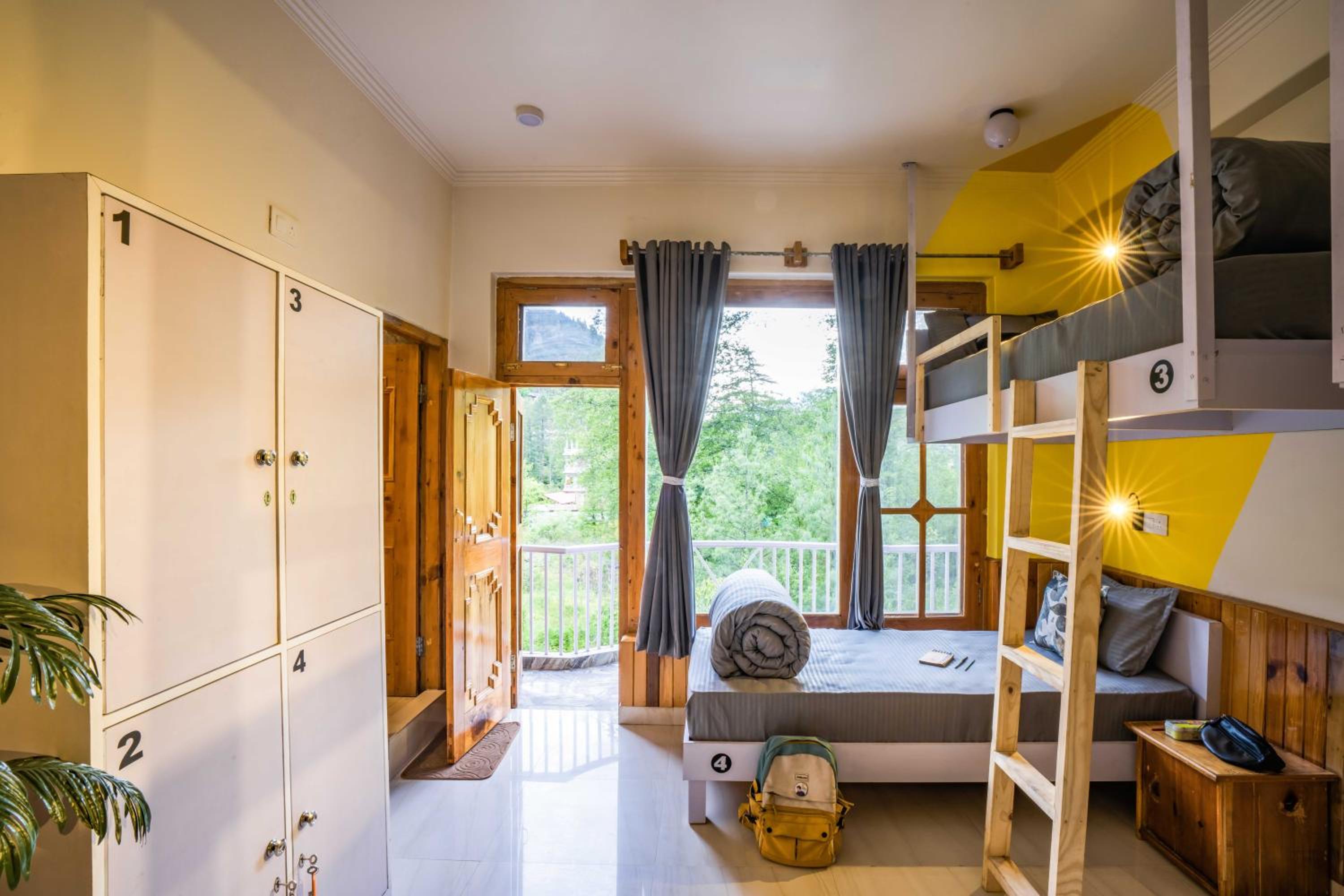 Deluxe 4 Bed Mixed Dorm (with Balcony) photo 2