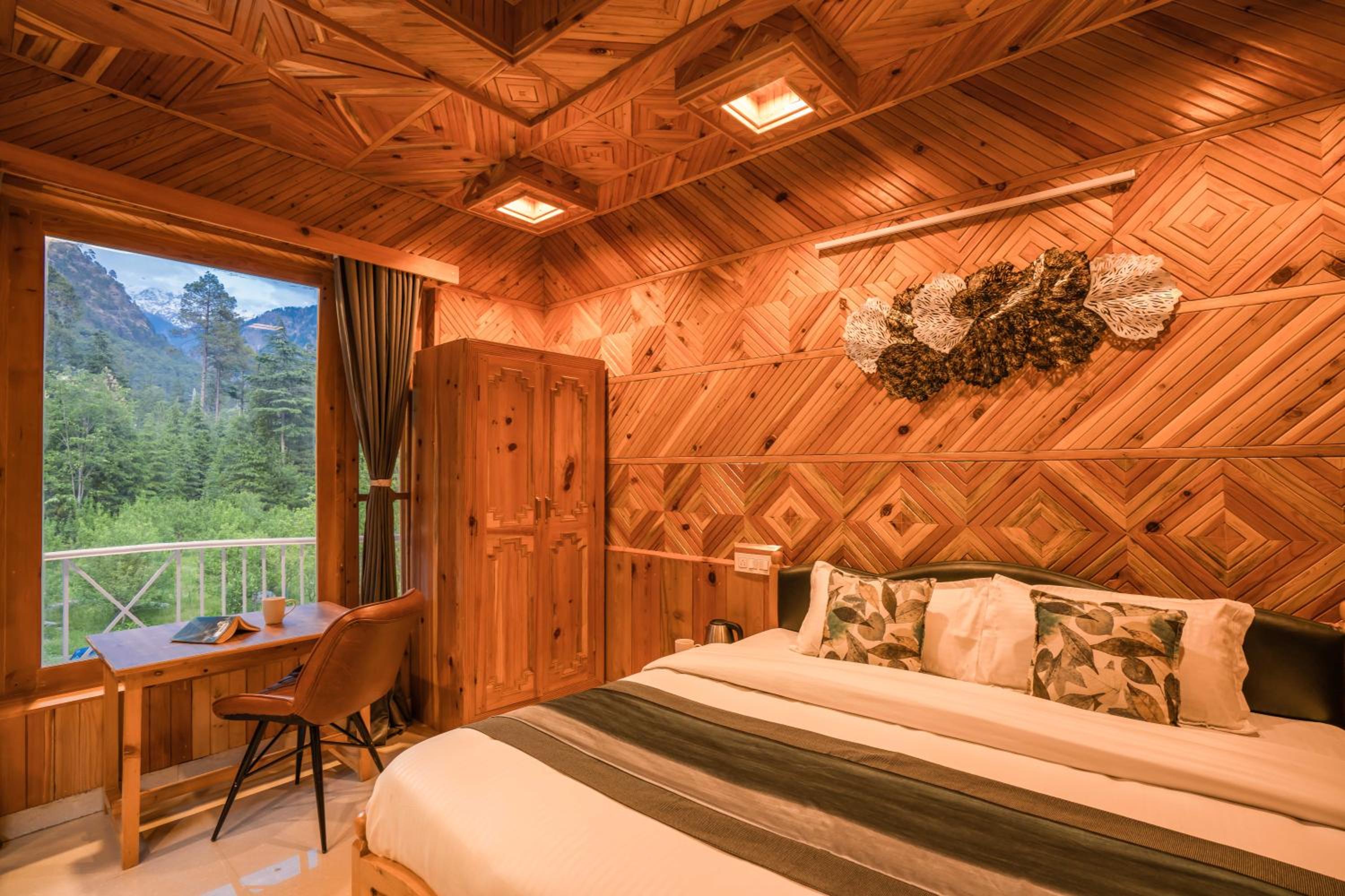 Superior Deluxe Room (with Balcony) photo 3