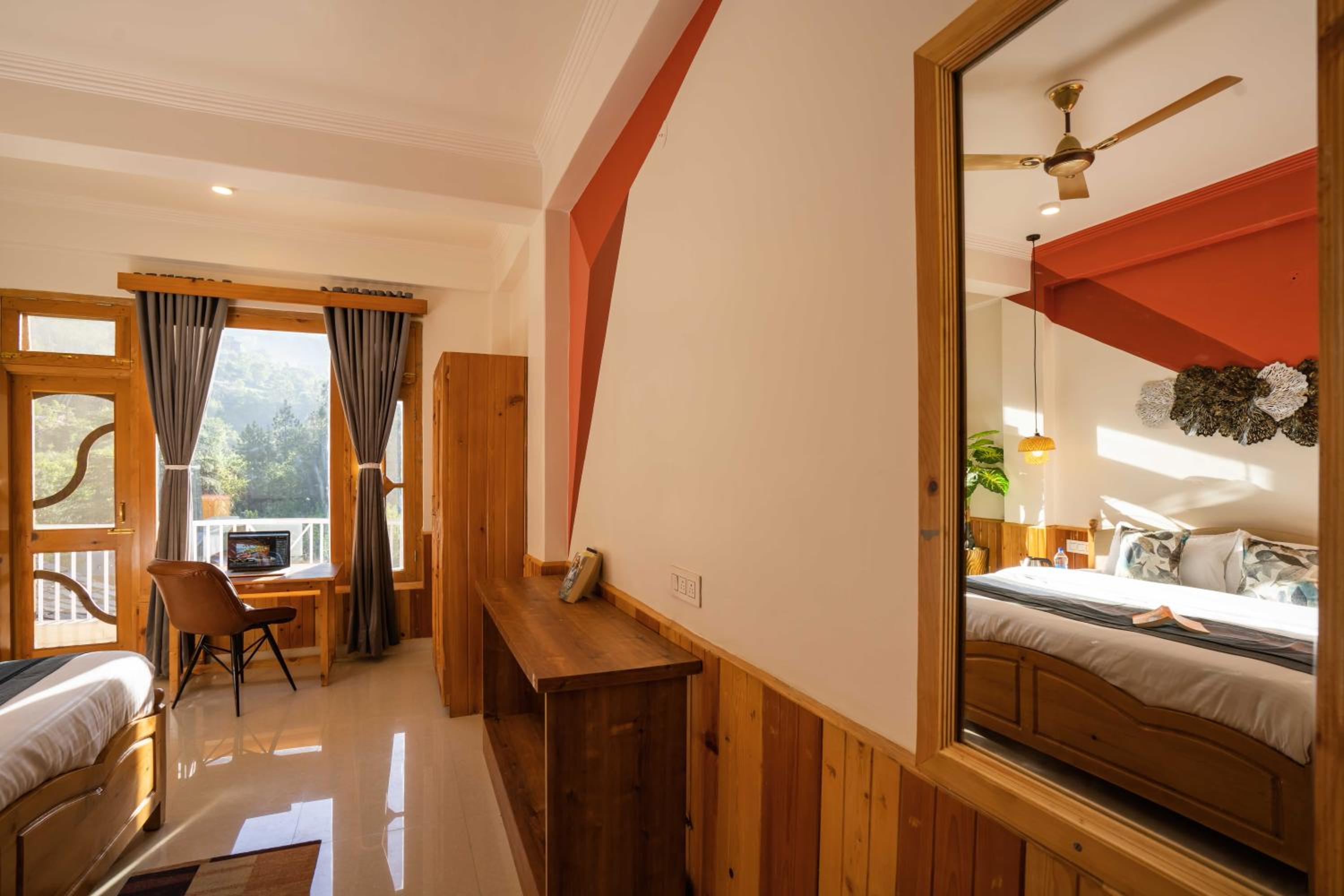 Deluxe Room (with Balcony) photo 2