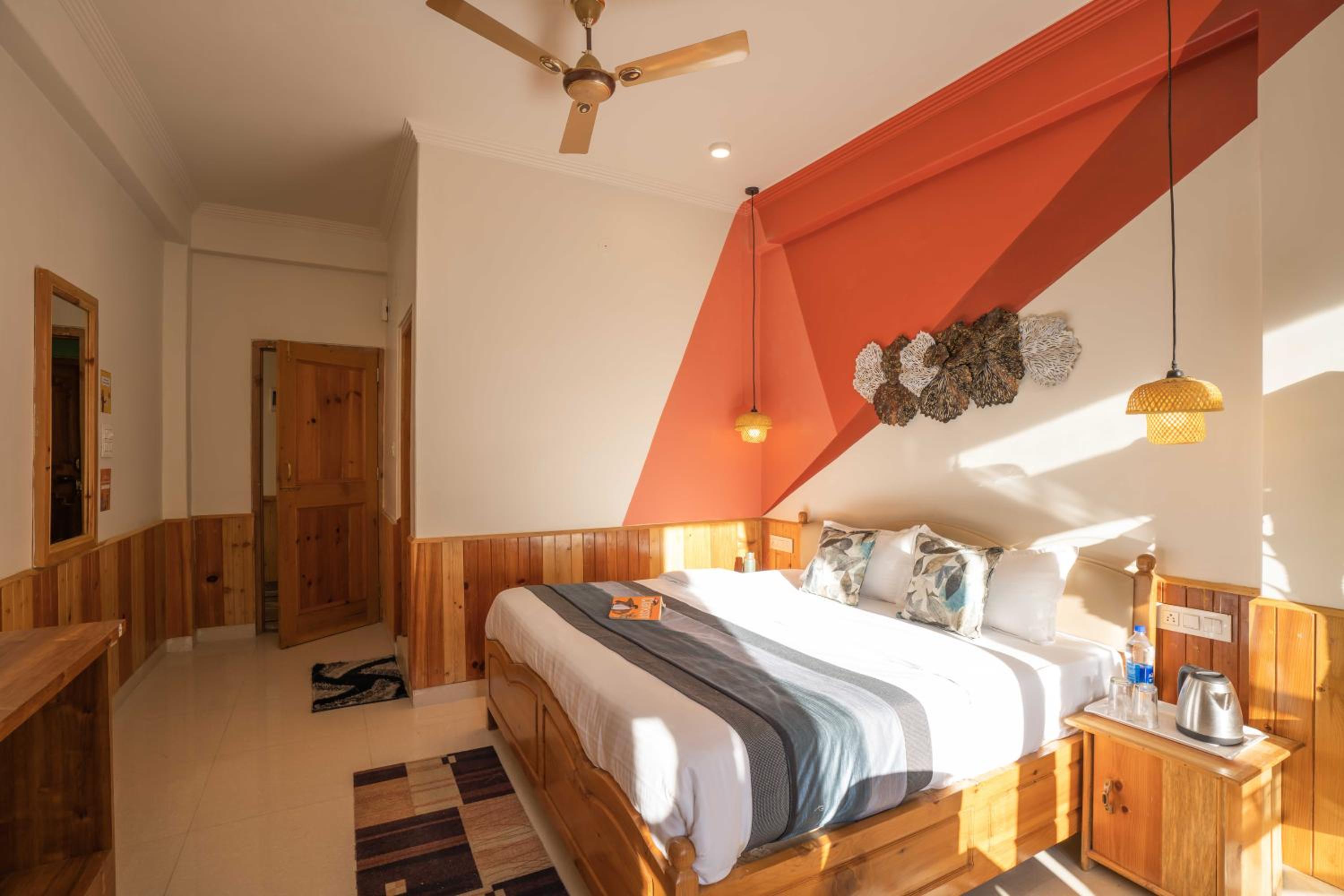 Deluxe Room (with Balcony) photo 3