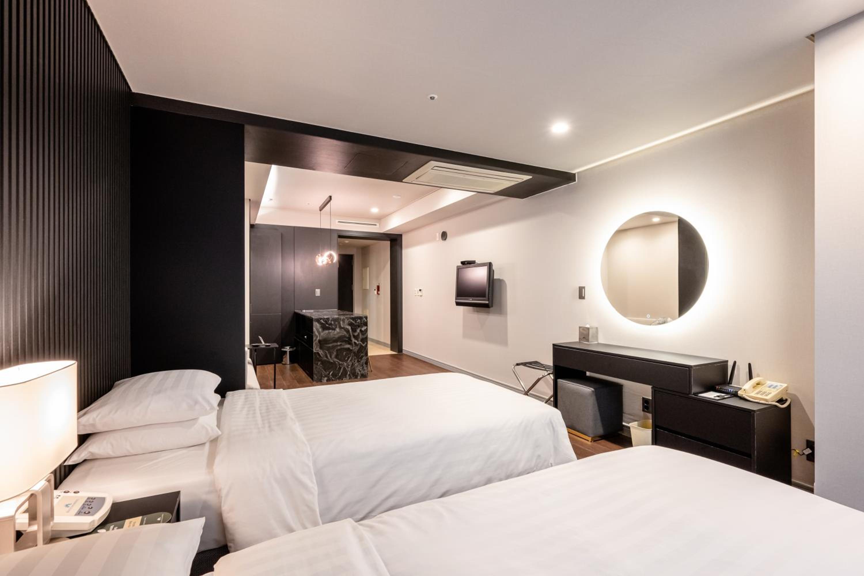 Premier Standard Twin Room with No view  - Photo 4