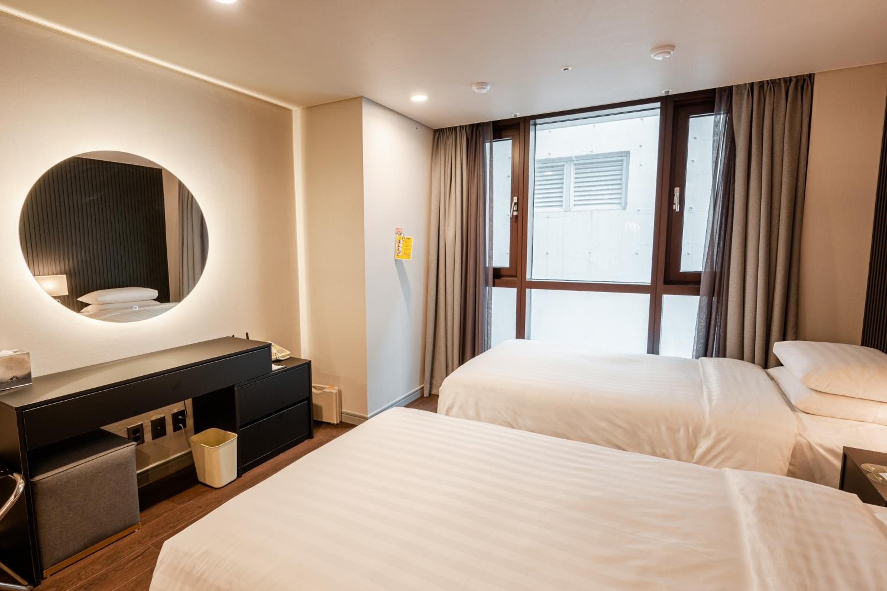 Premier Standard Twin Room with No view  - Photo 2