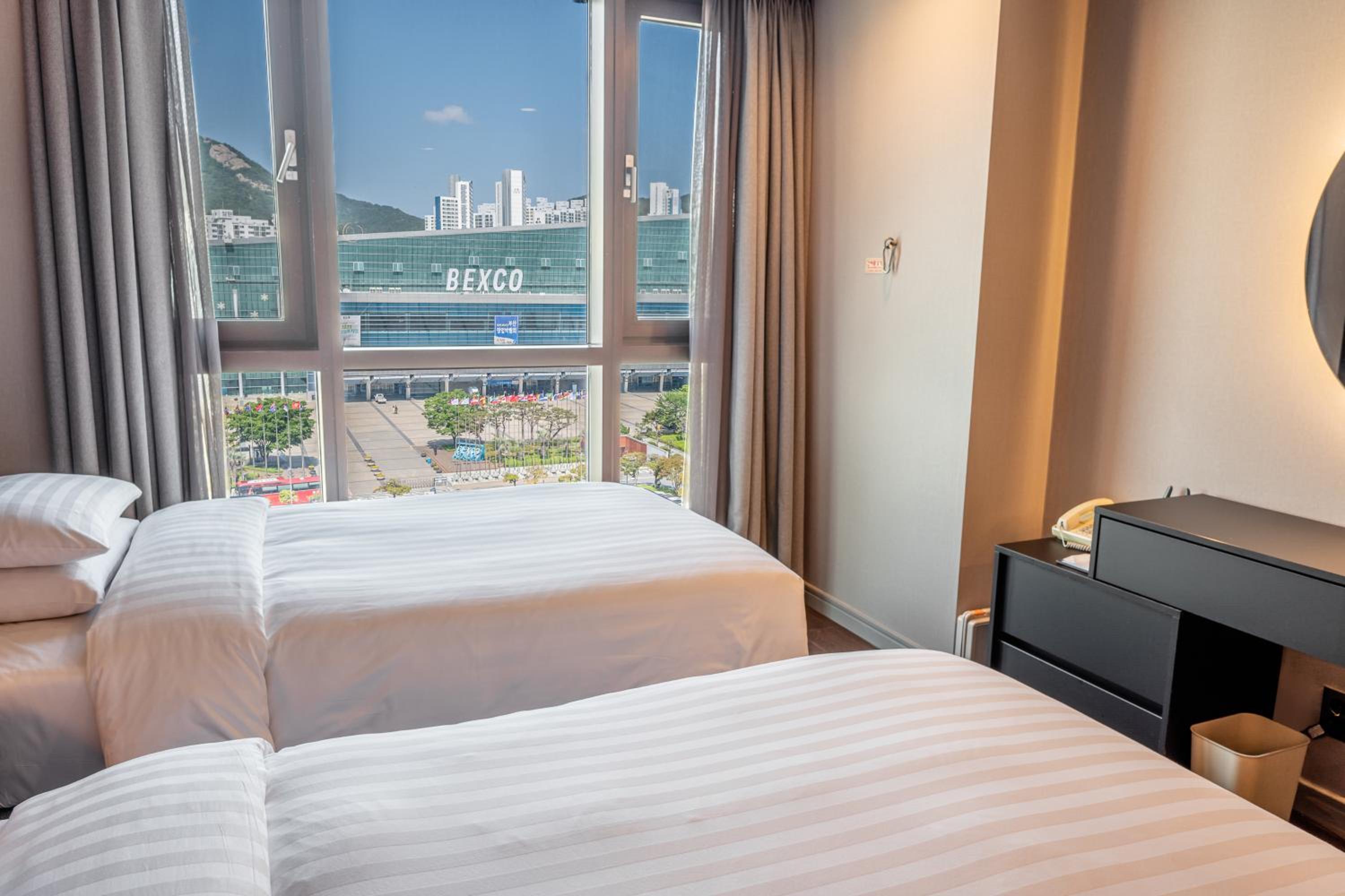 Premier Twin Room - Photo 4