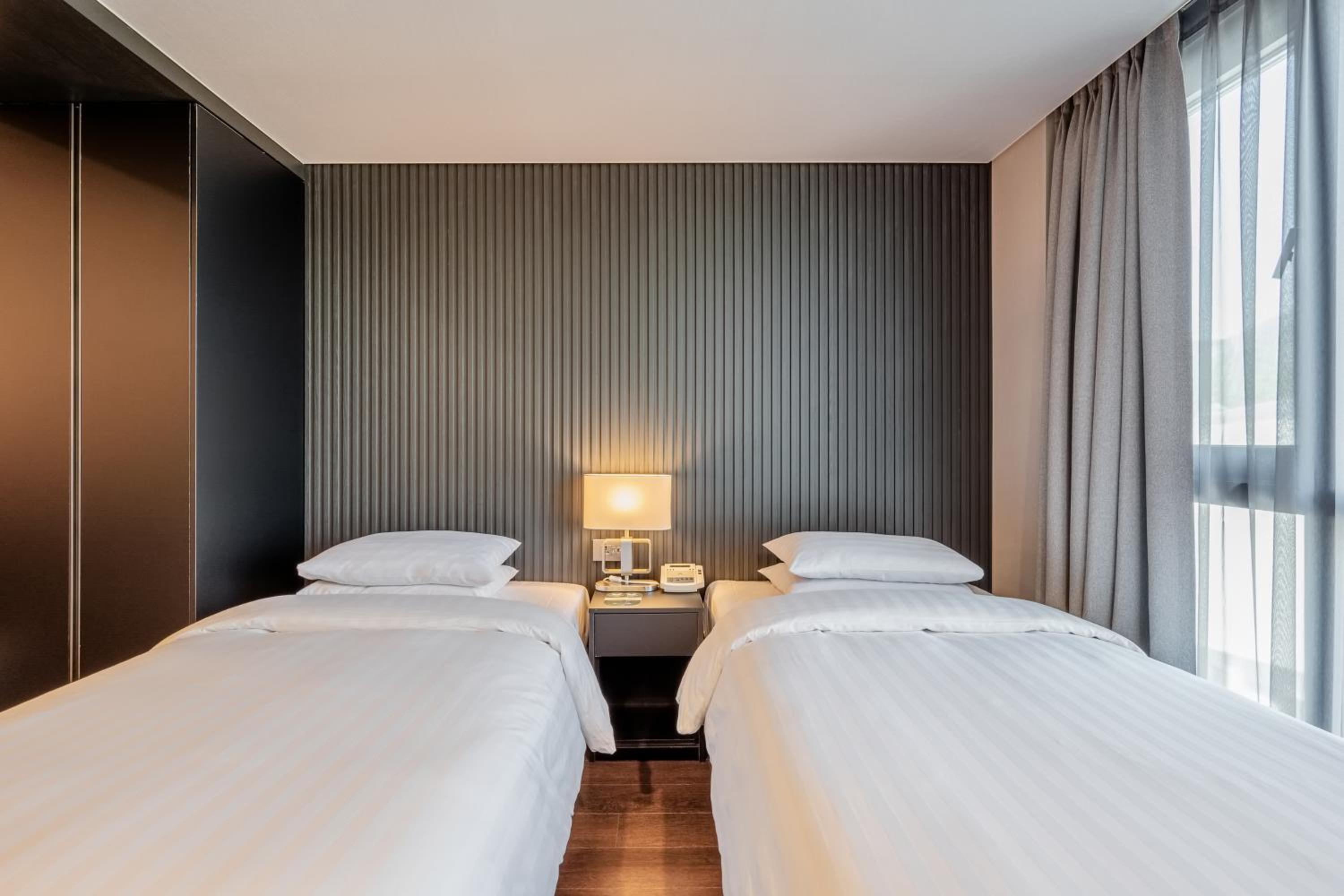 Premier Twin Room - Photo 3