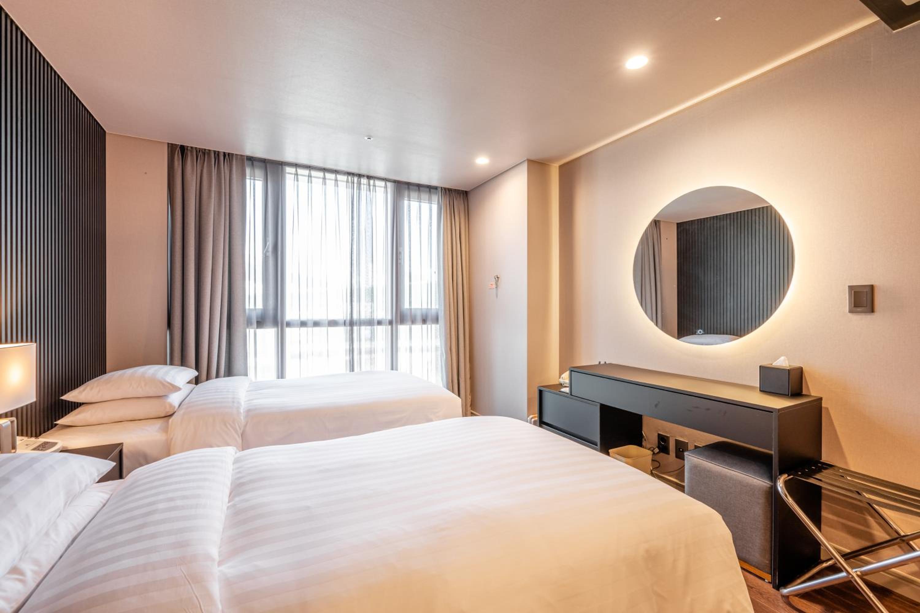 Premier Twin Room - Photo 2