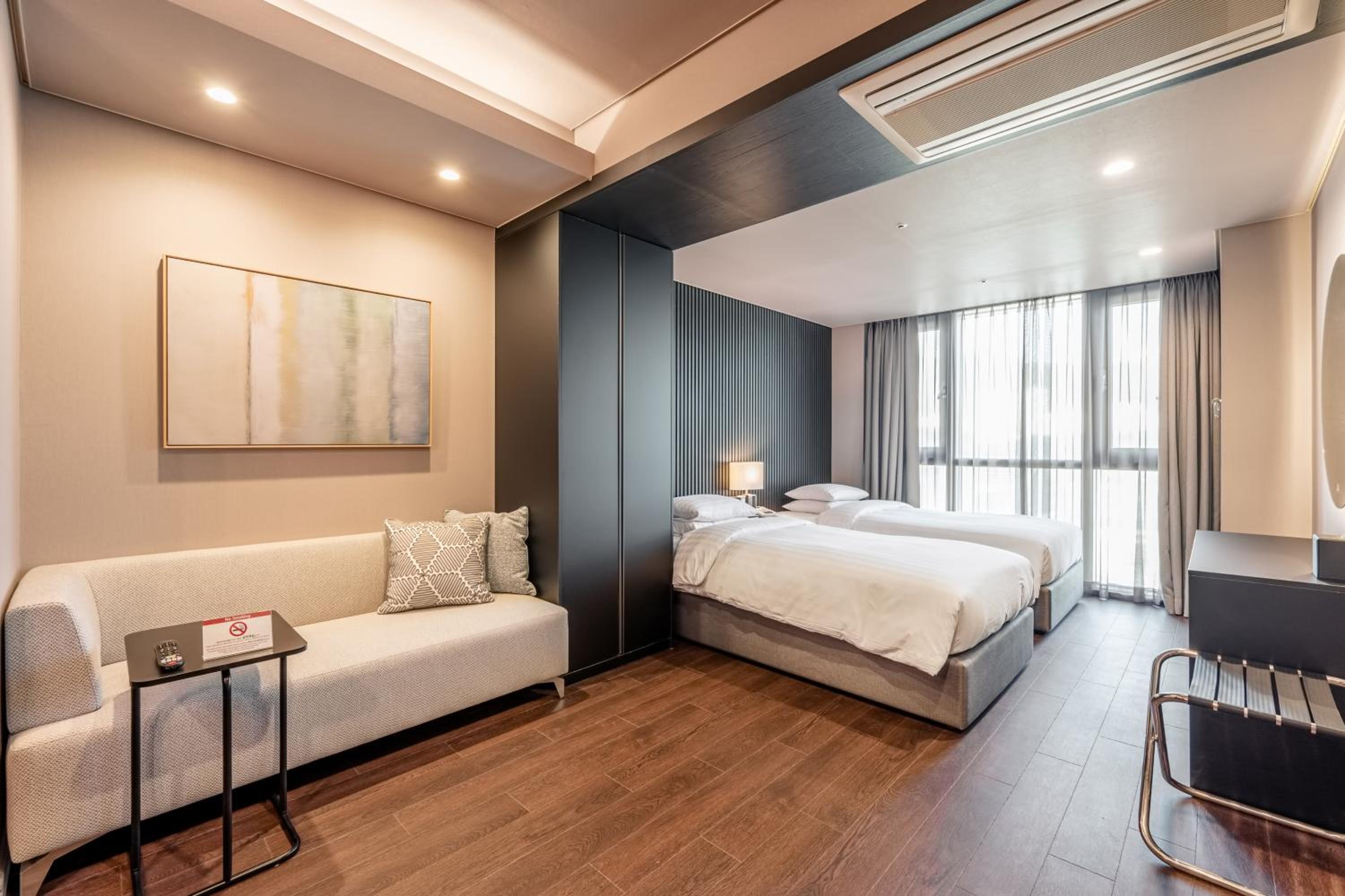Premier Twin Room - Photo 6