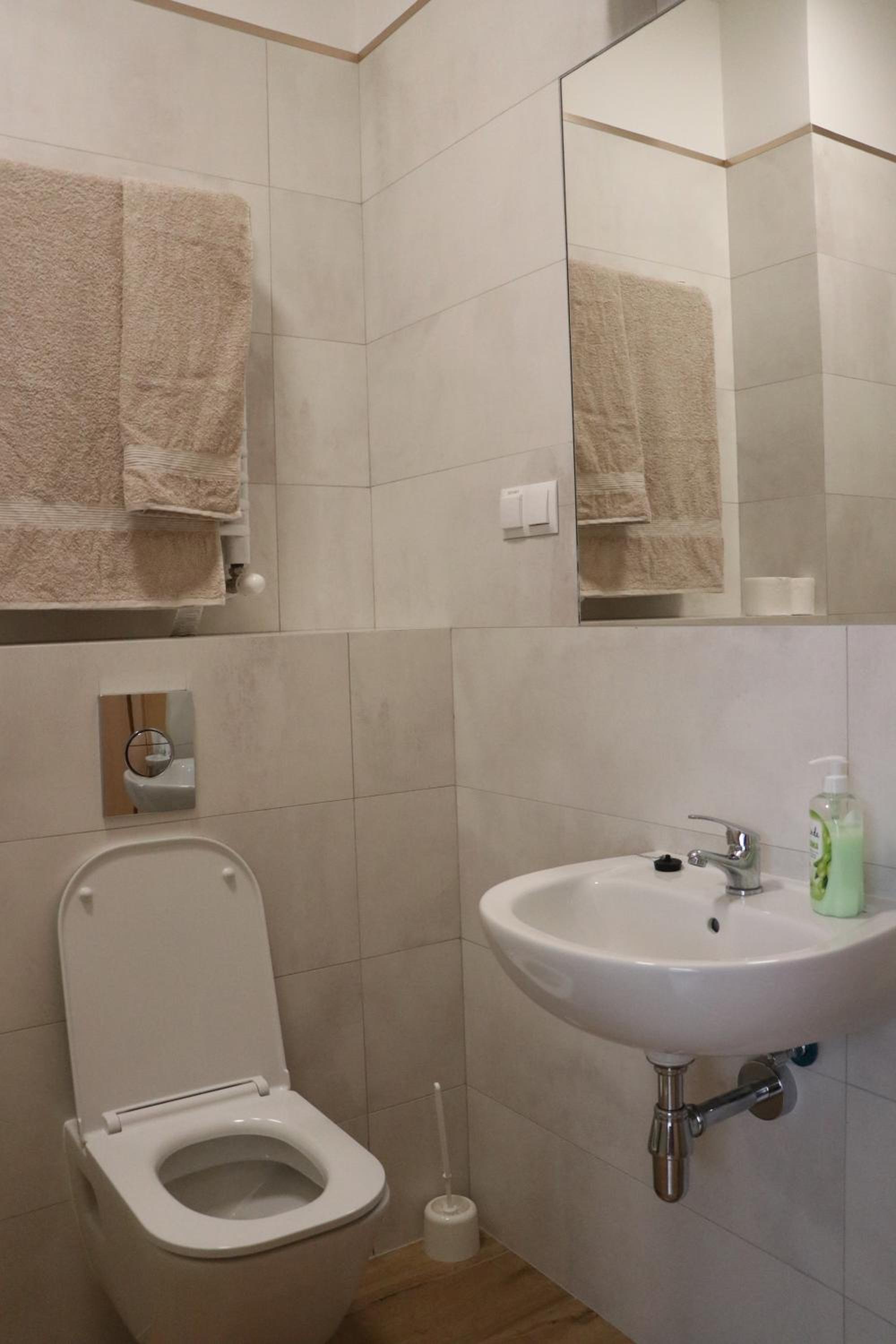 Twin Room with Bathroom - Photo 3