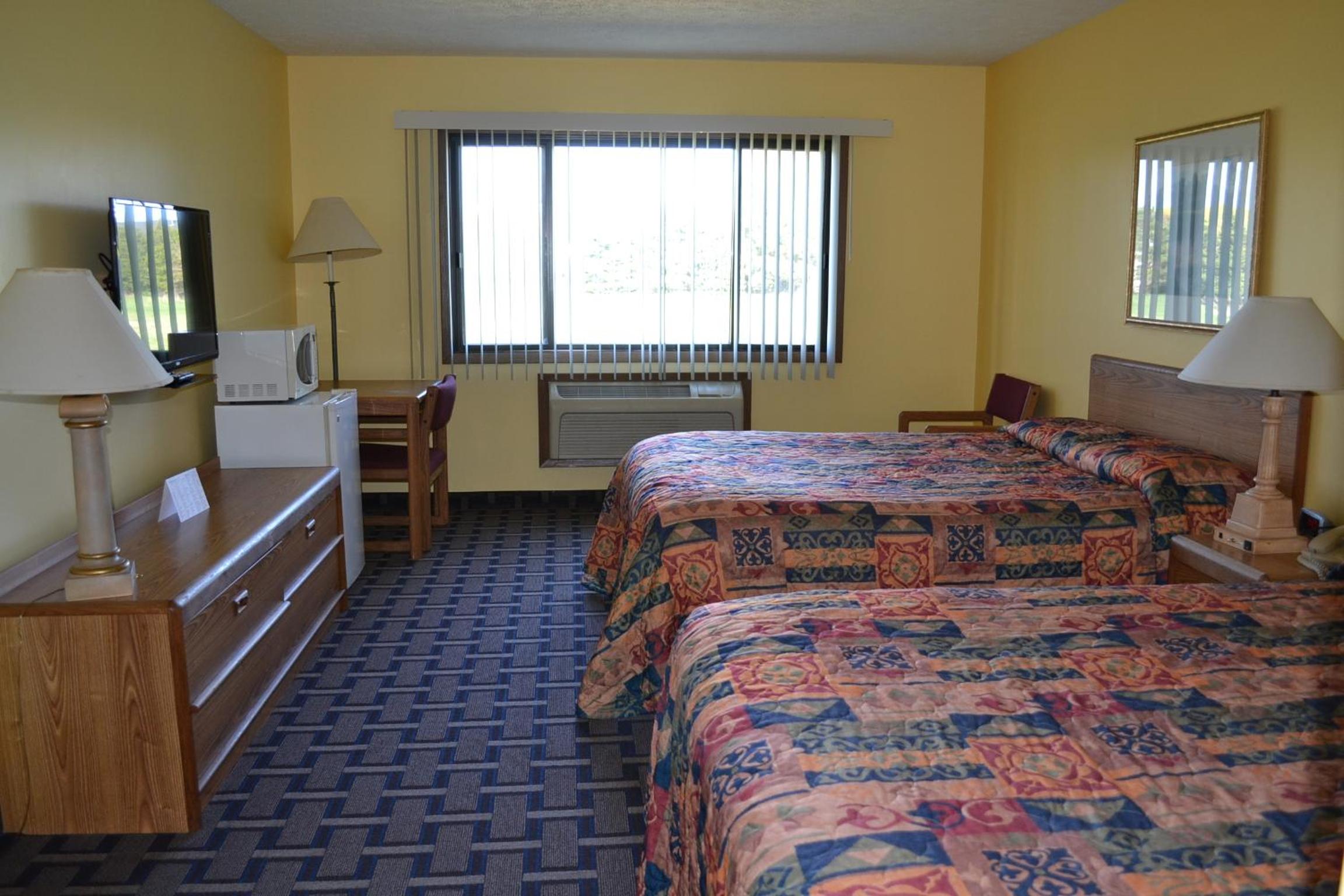 Queen Room with Two Queen Beds - Photo 12