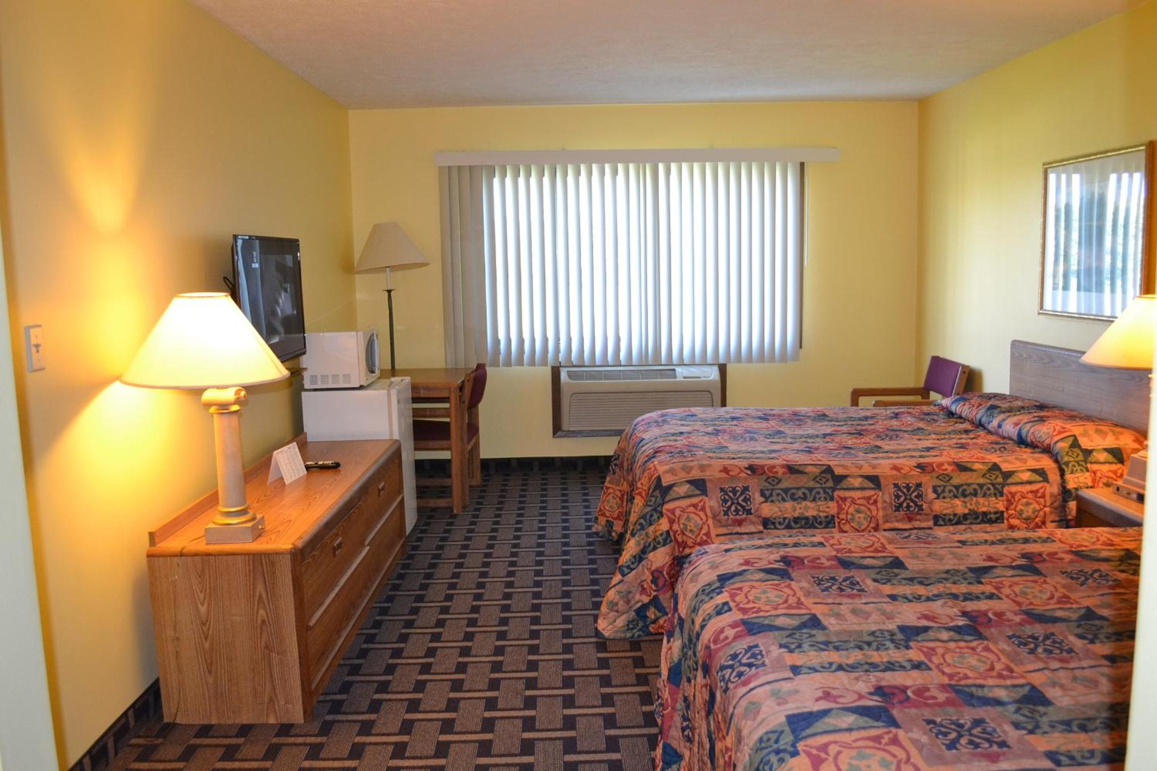 Queen Room with Two Queen Beds - Photo 13