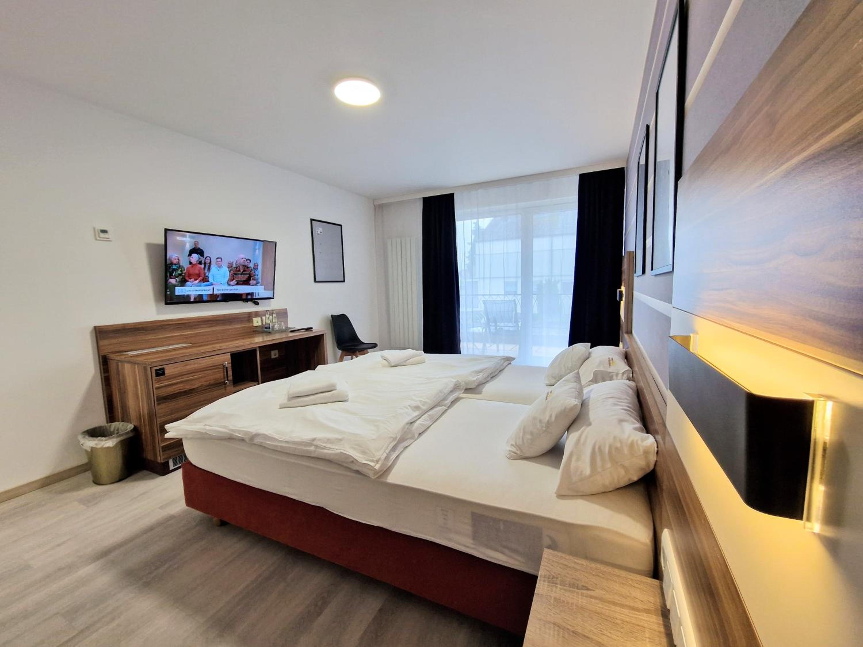Deluxe Double Room (2 Adults + 1 Child) photo 1