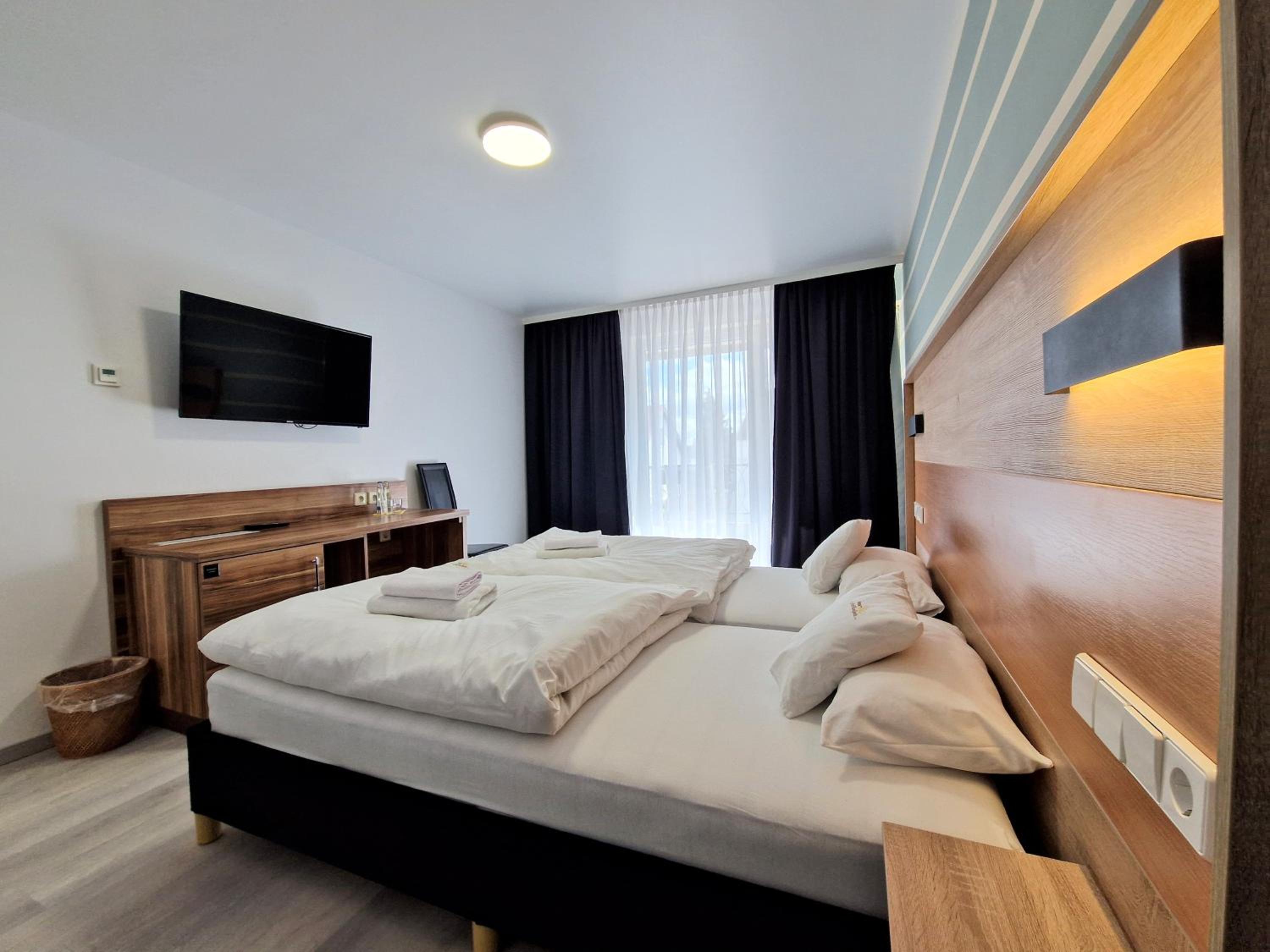 Deluxe Double Room (2 Adults + 1 Child) photo 3