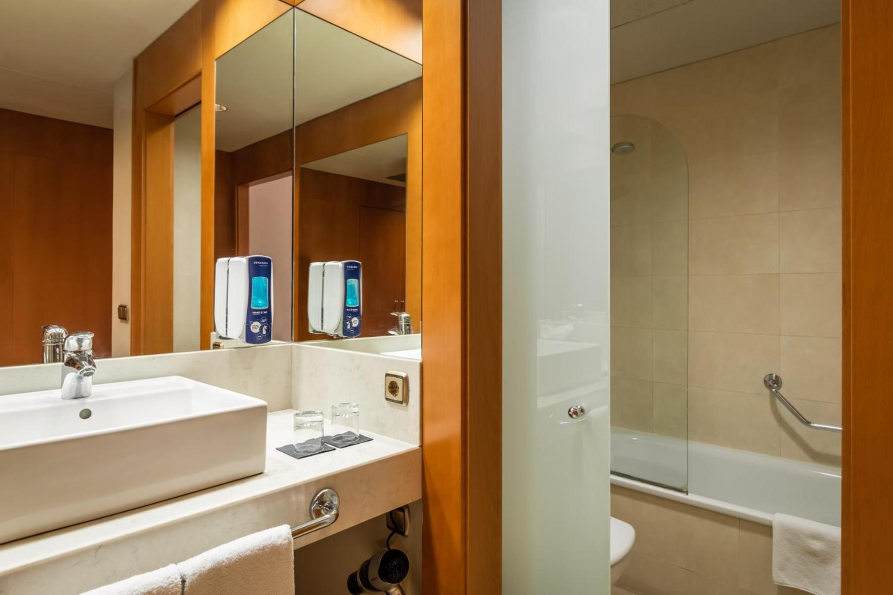 Double or Twin Room - Photo 7